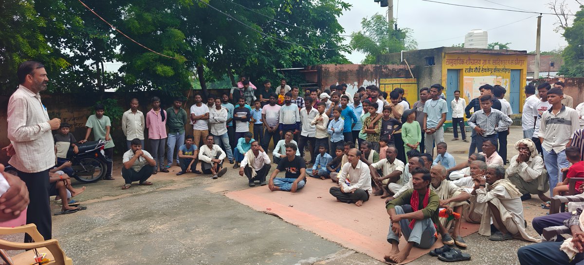 MoRD_GoI's tweet photo. जनभागीदारी से ही विकास की दिशा तय होती है और लोकतंत्र की जड़ें मजबूत होती हैं।

राजस्थान में जनसंवाद 2.0 के अंतर्गत आयोजित ‘People Ask Panchayat Responds’ इंटरैक्टिव फोरम इसी जनभागीदारी की भावना को साकार करता है। यहाँ ग्रामीणों ने अपने प्रश्न रखे, अपनी आवश्यकताओं पर संवाद किया और पंचायत के साथ मिलकर स्थानीय विकास की दिशा पर विचार किया।

विकसित भारत - जी राम जी की परिकल्पना रोजगार सृजन तक सीमित नहीं है। इसका उद्देश्य ग्रामीण समाज को विकास की प्रक्रिया का सक्रिय सहभागी बनाना भी है, ताकि स्थानीय जरूरतों की पहचान हो, लोगों की आवाज़ को महत्व मिले और विकास का लाभ समाज के हर वर्ग तक पहुँचे।

#VBGRAMG #ViksitBharat_GRAMG #MoRD #RuralEmployment #GRAMG #125days_RozgarKiNayiGuarantee #125daysGuarantee_G_RAM_G #ViksitBharat_G_RAM_G #SchemesofRD #VB_GRAMG

@ChouhanShivraj @OfficeofSSC @kamleshpassi67 @PemmasaniOnX @PIB_India @MIB_India @kansalrohit69 @AgriGoI @mygovindia @airnewsalerts @PMOIndia @Narendramodi @DDNational