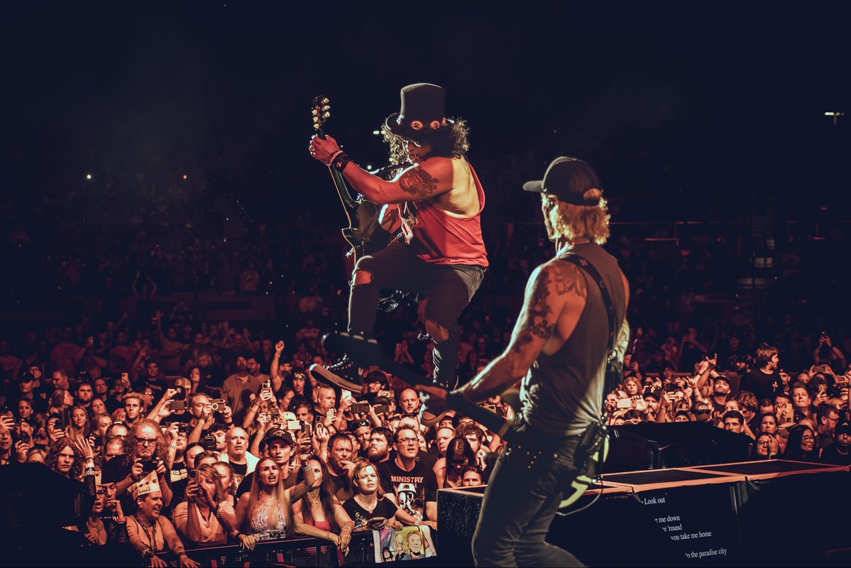 Axlrose_012's tweet photo. One more time for Kansas City! We rocked all night, you were marvelous. Thank you 🌹 https://t.co/IsbnJDmzgP