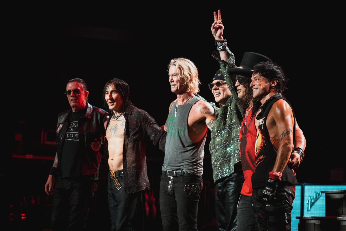 Axlrose_012's tweet photo. One more time for Kansas City! We rocked all night, you were marvelous. Thank you 🌹 https://t.co/IsbnJDmzgP