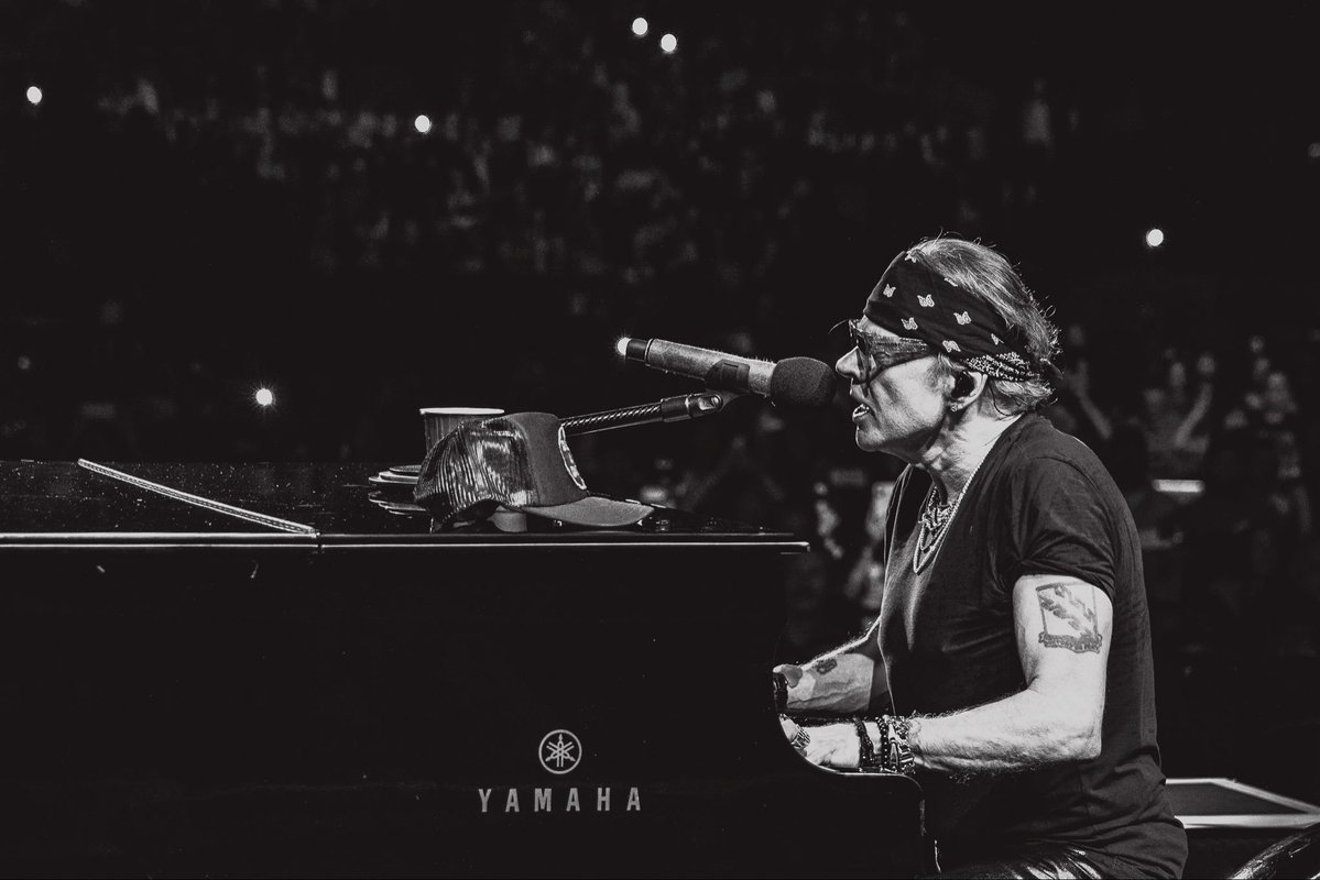Axlrose_012's tweet photo. One more time for Kansas City! We rocked all night, you were marvelous. Thank you 🌹 https://t.co/IsbnJDmzgP