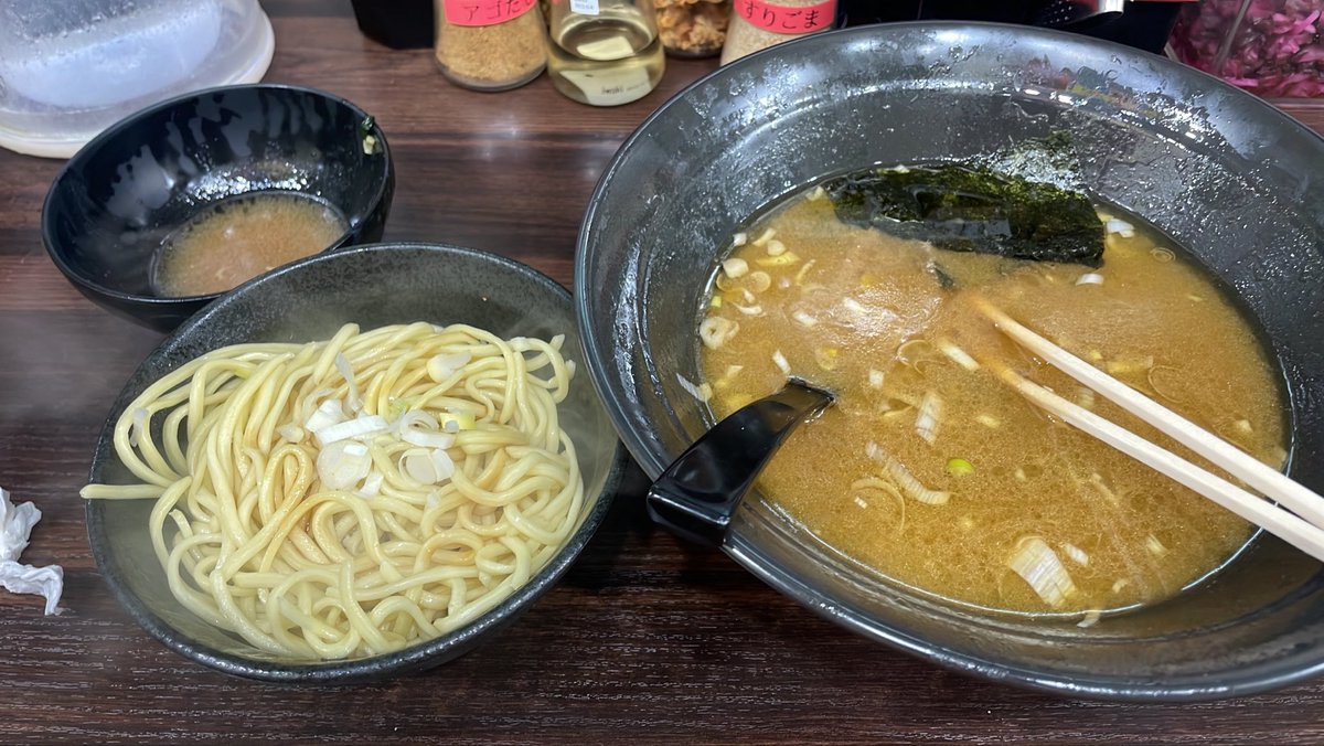 mibuchi's tweet photo. 替え玉15秒。
ここは100円なのでお得 https://t.co/PTPHLwC2bj