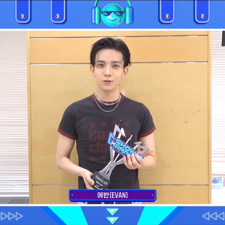 KshowAnalysis1's tweet photo. 🏆 EVAN takes 1st place on Show Champion today, earning the 2nd win for “Death of Me”.

Congratulations to @h_evva_n and EVER! 🎉

#DeathofMe2ndWin #EVAN2ndWin
#EVAN #에반 #DeathofMe
(260916) https://t.co/6l7EpXeua2