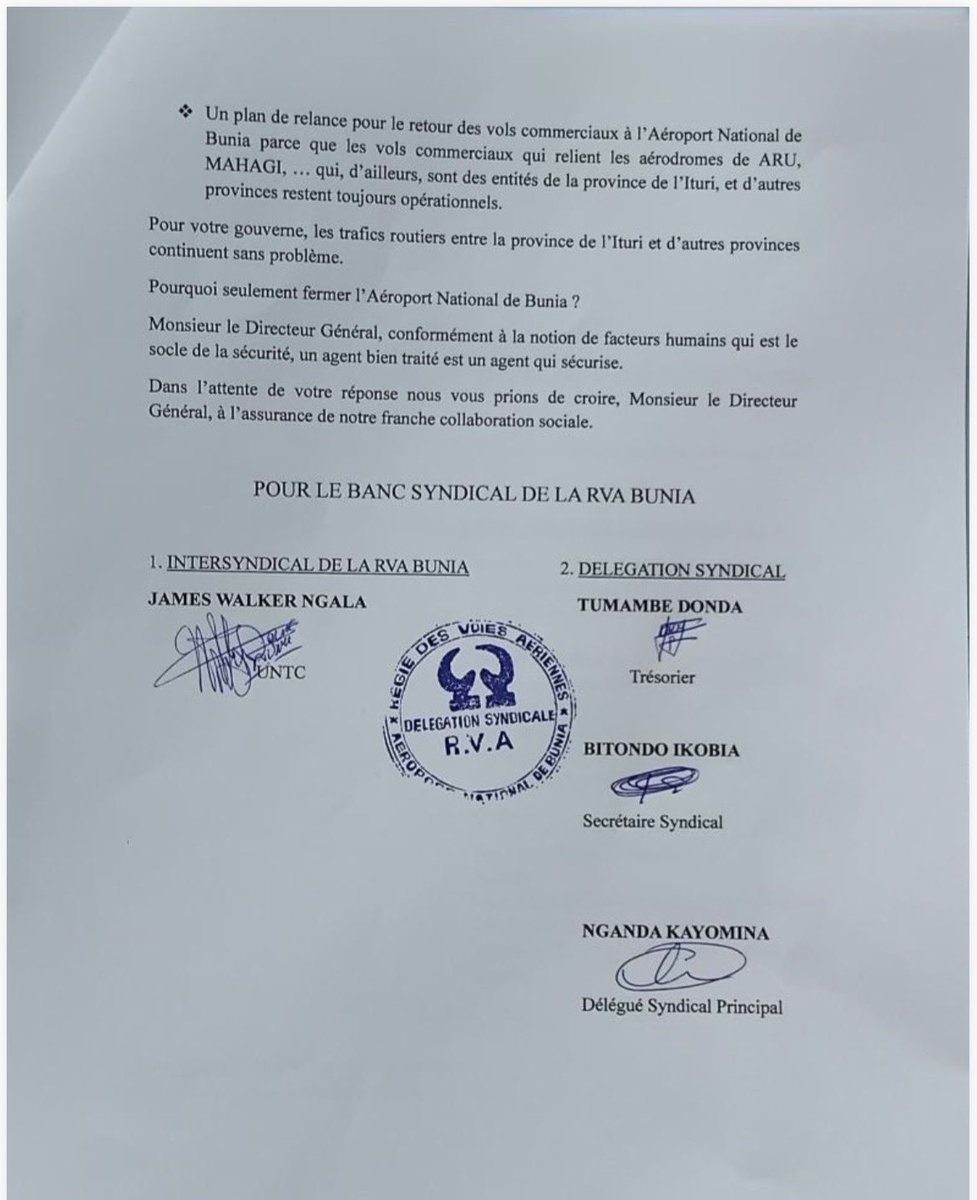 MudimbiThierry's tweet photo. 🚨 RDC | AÉROPORT DE BUNIA : LA TENSION SOCIALE MONTE À LA RVA

À l’aéroport de Bunia, les agents et la délégation syndicale de la RVA dénoncent une situation devenue, selon eux, difficilement supportable : arriérés non résorbés, chômage technique et absence de réponse satisfaisante de la Direction générale.

Après avoir officiellement saisi le Gouvernorat de l’Ituri et alerté plusieurs journalistes, les représentants des travailleurs annoncent qu’ils pourraient recourir aux voies syndicales légales, notamment à une grève, si aucun dialogue concret n’est rapidement engagé.

Ils contestent également la commercialisation présumée de certains vols humanitaires, estimant que cette pratique pénaliserait les activités de la RVA et ses agents. Cette accusation mérite une clarification officielle des responsables concernés.

Dans une province confrontée à une grave crise sécuritaire et humanitaire, toute perturbation du trafic aérien pourrait avoir de lourdes conséquences. L’urgence est donc au dialogue, à la transparence et à une solution qui protège à la fois les droits des travailleurs et la continuité des vols essentiels.

La Direction générale de la RVA et les autorités provinciales doivent répondre avec des faits. À Bunia, le silence ne peut plus remplacer la solution.

@Presidence_RDC 
@PrimatureRDC 

#RDC #Ituri #Bunia #RVA #AéroportDeBunia #Grève #DialogueSocial #TransportAérien #LeMusonge

✍️ Le Musonge @MudimbiThierry L’info qui éclaire, la vérité qui rassemble.