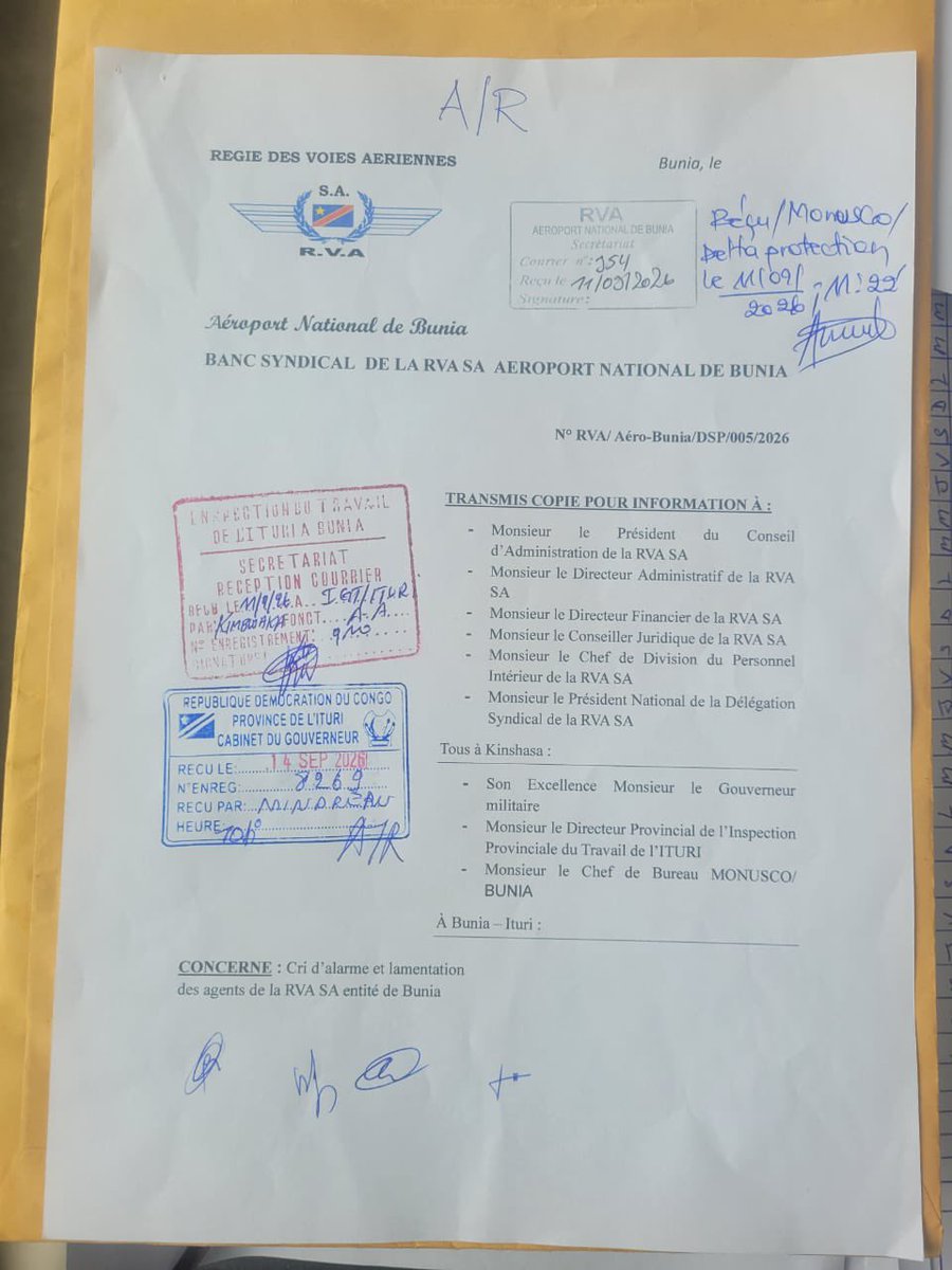 MudimbiThierry's tweet photo. 🚨 RDC | AÉROPORT DE BUNIA : LA TENSION SOCIALE MONTE À LA RVA

À l’aéroport de Bunia, les agents et la délégation syndicale de la RVA dénoncent une situation devenue, selon eux, difficilement supportable : arriérés non résorbés, chômage technique et absence de réponse satisfaisante de la Direction générale.

Après avoir officiellement saisi le Gouvernorat de l’Ituri et alerté plusieurs journalistes, les représentants des travailleurs annoncent qu’ils pourraient recourir aux voies syndicales légales, notamment à une grève, si aucun dialogue concret n’est rapidement engagé.

Ils contestent également la commercialisation présumée de certains vols humanitaires, estimant que cette pratique pénaliserait les activités de la RVA et ses agents. Cette accusation mérite une clarification officielle des responsables concernés.

Dans une province confrontée à une grave crise sécuritaire et humanitaire, toute perturbation du trafic aérien pourrait avoir de lourdes conséquences. L’urgence est donc au dialogue, à la transparence et à une solution qui protège à la fois les droits des travailleurs et la continuité des vols essentiels.

La Direction générale de la RVA et les autorités provinciales doivent répondre avec des faits. À Bunia, le silence ne peut plus remplacer la solution.

@Presidence_RDC 
@PrimatureRDC 

#RDC #Ituri #Bunia #RVA #AéroportDeBunia #Grève #DialogueSocial #TransportAérien #LeMusonge

✍️ Le Musonge @MudimbiThierry L’info qui éclaire, la vérité qui rassemble.