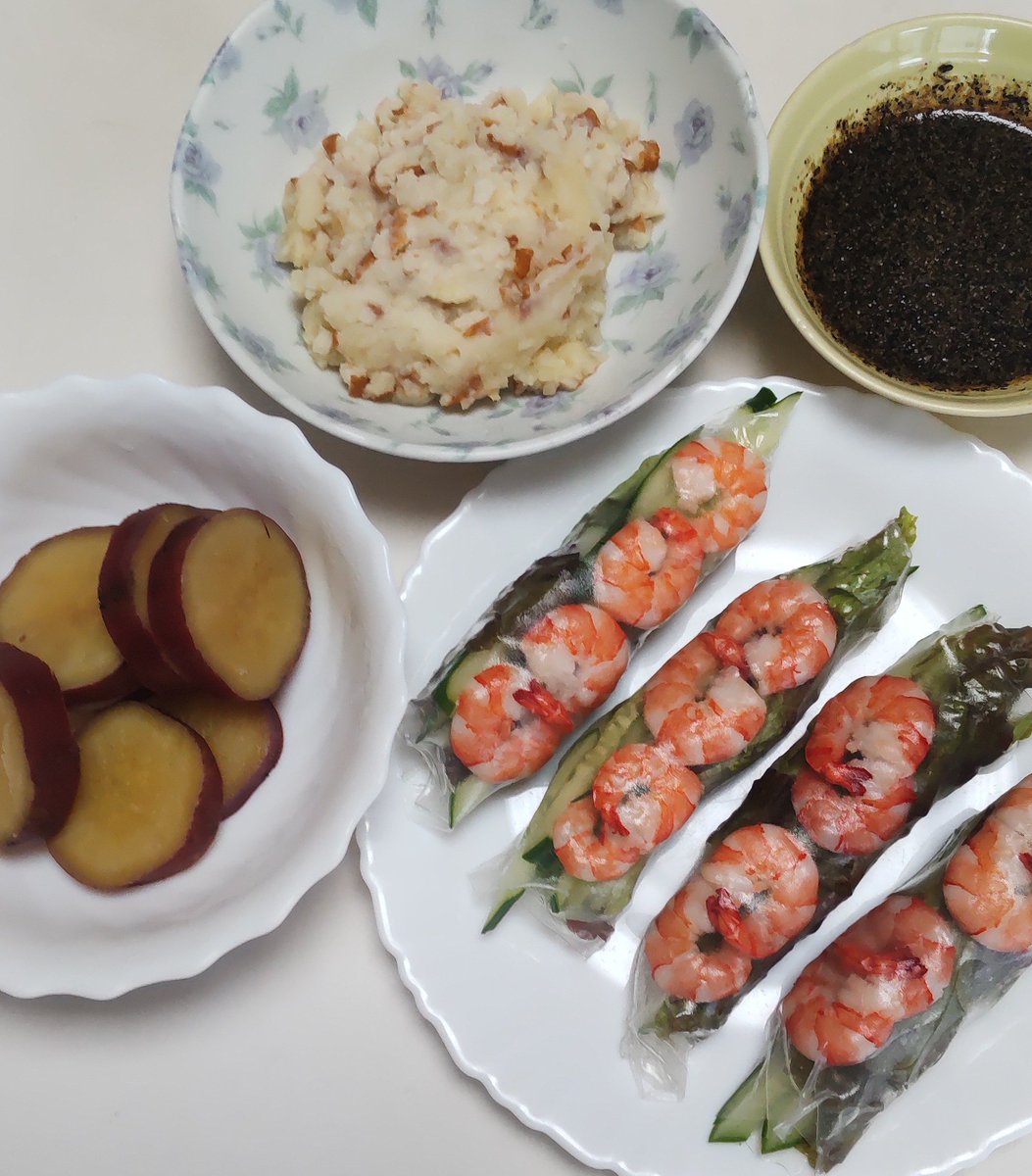 hiroundertree's tweet photo. 今日の晩ご飯😋🍴

生春巻き
温ポテサラ
さつまいもの甘露煮
ヨーグルト
ブルーベリー🫐

春巻きの皮を間違って
生のほうを買ったので😅
はじめての挑戦✨
ソースはチリソースでなく
なんか載ってたやつ👍
美味しい(*´～｀*)ŧ‹"ŧ‹"ŧ‹" https://t.co/K2AvYLpzD5