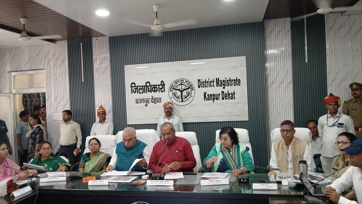 DMKanpurDehat's tweet photo. 17 सितम्बर से 17 अक्टूबर तक आयोजित होने वाले “सेवा संकल्प अभियान” के सकुशल एवं गरिमापूर्ण आयोजन के दृष्टिगत माननीय प्रभारी मंत्री डॉ. संजय कुमार निषाद जी की अध्यक्षता में बैठक की गई।
बैठक में माननीय कैबिनेट मंत्री श्री राकेश सचान जी, माननीय राज्य मंत्री श्रीमती प्रतिभा शुक्ला जी, माननीय विधायक रसूलाबाद श्रीमती पूनम शंखवार जी,माननीय जिला पंचायत अध्यक्ष श्रीमती नीरज रानी जी अन्य माननीय जनप्रतिनिधिगण, जिलाधिकारी/जिला मजिस्ट्रेट श्री कपिल सिंह, पुलिस अधीक्षक एवं मुख्य विकास अधिकारी सहित संबंधित अधिकारी उपस्थित रहे।
बैठक में माननीय प्रभारी मंत्री जी एवं अन्य जनप्रतिनिधिगण द्वारा संबंधित अधिकारियों को निर्धारित कार्ययोजना के अनुरूप सभी आवश्यक तैयारियां समयबद्ध रूप से पूर्ण करने तथा निर्धारित तिथियों पर कार्यक्रमों का सफल, सुव्यवस्थित एवं गरिमापूर्ण आयोजन सुनिश्चित करने के निर्देश दिए गए।
@CMOfficeUP
@spgoyal
@ChiefSecyUP
@sanjaychapps1
@InfoDeptUP
#सेवा_संकल्प_अभियान
