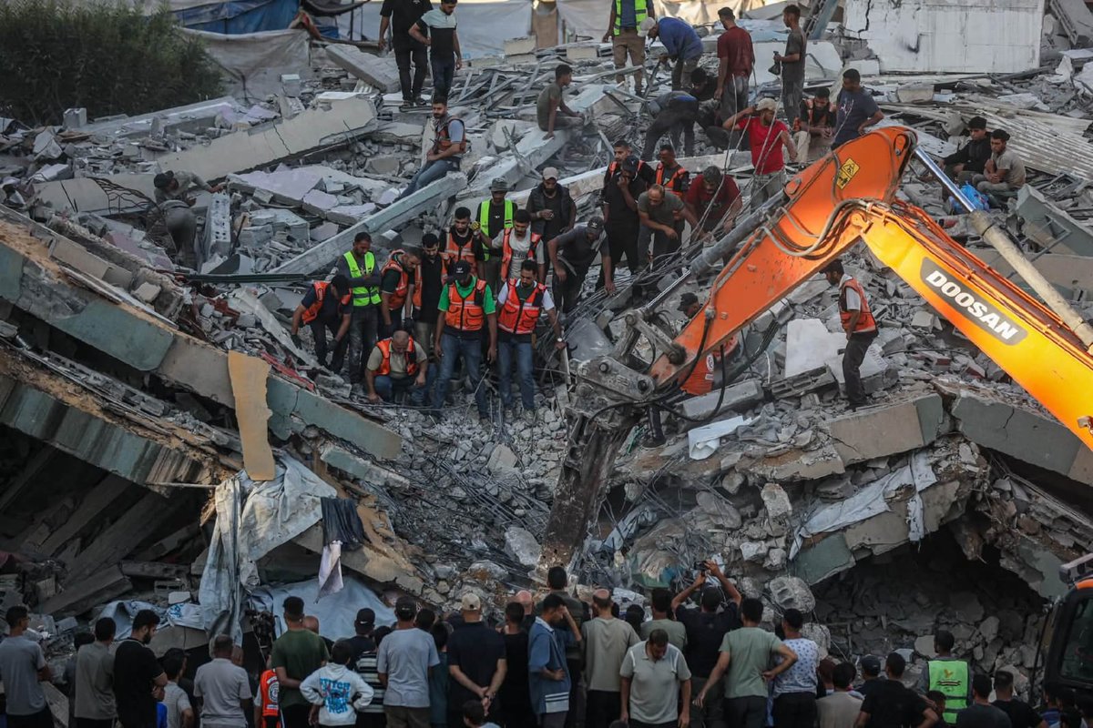 rami_alnnator's tweet photo. صباح حزين في #غزة 
حصيلة أولية 15 شهيد وأكثر من 60 مفقود!

عشرات الشهداء والجرحى والمفقودين في انهيار عمارة سكنية تم قصفها بداية الحرب ولجأ إليها النازحون بسبب قلة الأماكن وتكدس السكان في مساحة محصورة  ..

هذه الكارثة نتيجة لاستمرار الإبادة بحق غزة ، حيث الحصار ما زال خانقا ومواد الاعمار لا تدخل والوسطاء صامتون ومجلس السلام لا يجيد إلا توجيه الاتهامات للمظلومين 

#أنقذوا_غزة