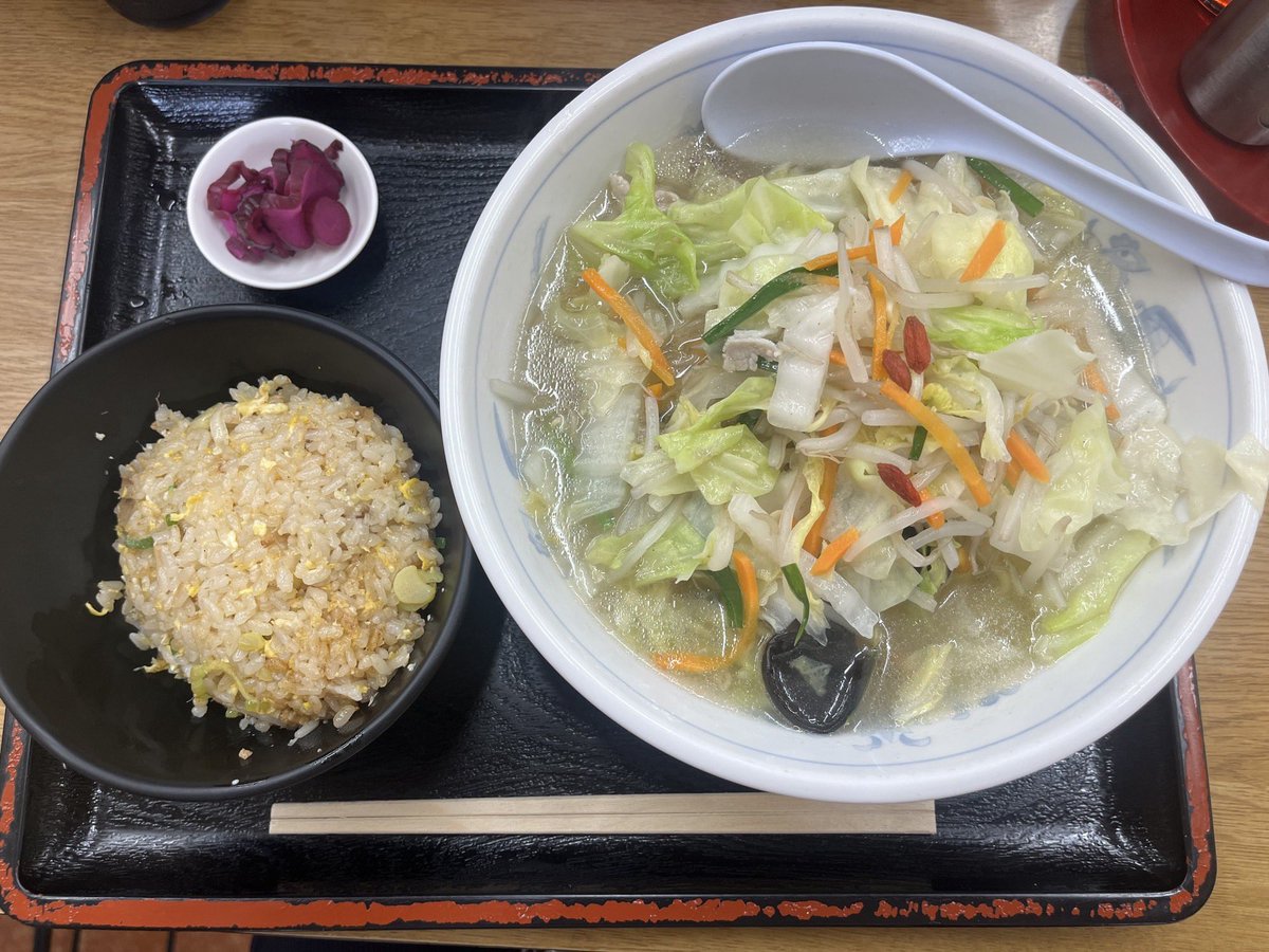 aachiromomokoha's tweet photo. 久しぶりの福しん。
ここに来るとタンメンにしちゃう。
枸杞の実がおしゃれだ。
餃子と迷ったけどチャーハンにした。
ひとつずつちゃんと作ってくれるから美味しい。
自動販売機のチャーシューとエビチリにはよくお世話になっている。便利だ。
店員さんも元気で気持ちがいい。 https://t.co/qVOUjBT6xo