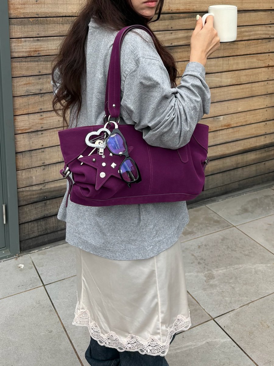 yeomim_team's tweet photo. 이번 가을 여밈에서 야심차게 준비한 컬러인 마젠타🍇 
데일리룩에 포인트로 좋은 가방이에요. 
별 키링은 탈부착이 가능해 투웨이로 착용 가능합니다.👍🏻
아직 가을 가방 준비 안하셨다면 랜치백 추천드려요.

#여밈 #yeomim #가방추천 #가방 #bag https://t.co/gXy3nP2rrJ
