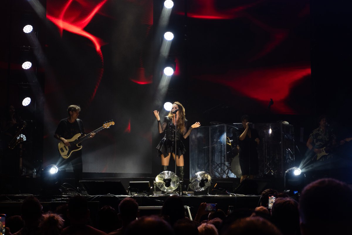 CabildoLZ's tweet photo. 🎤 Malú llena de música y emoción Mancha Blanca en la última gran noche de Los Dolores.

La artista cerró la programación musical con un recorrido por las diferentes etapas de su carrera con canciones que forman parte de la memoria musical de varias generaciones. https://t.co/qOh4k0eJj8