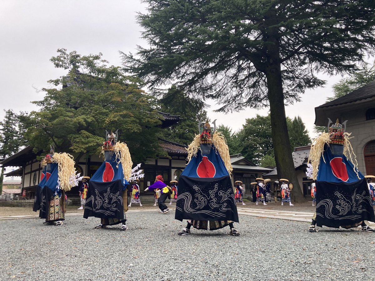 takerutagaito's tweet photo. ずっと見てみたかった澤目獅子踊を見学！
300年以上の歴史を誇る獅子踊で、太鼓、笛も獅子と共に踊る迫力満点の舞でした。盛岡八幡宮、護国神社、大慈寺を回り奉納されました。全体の一体感が凄かったです。 https://t.co/DNS9L8bN2g