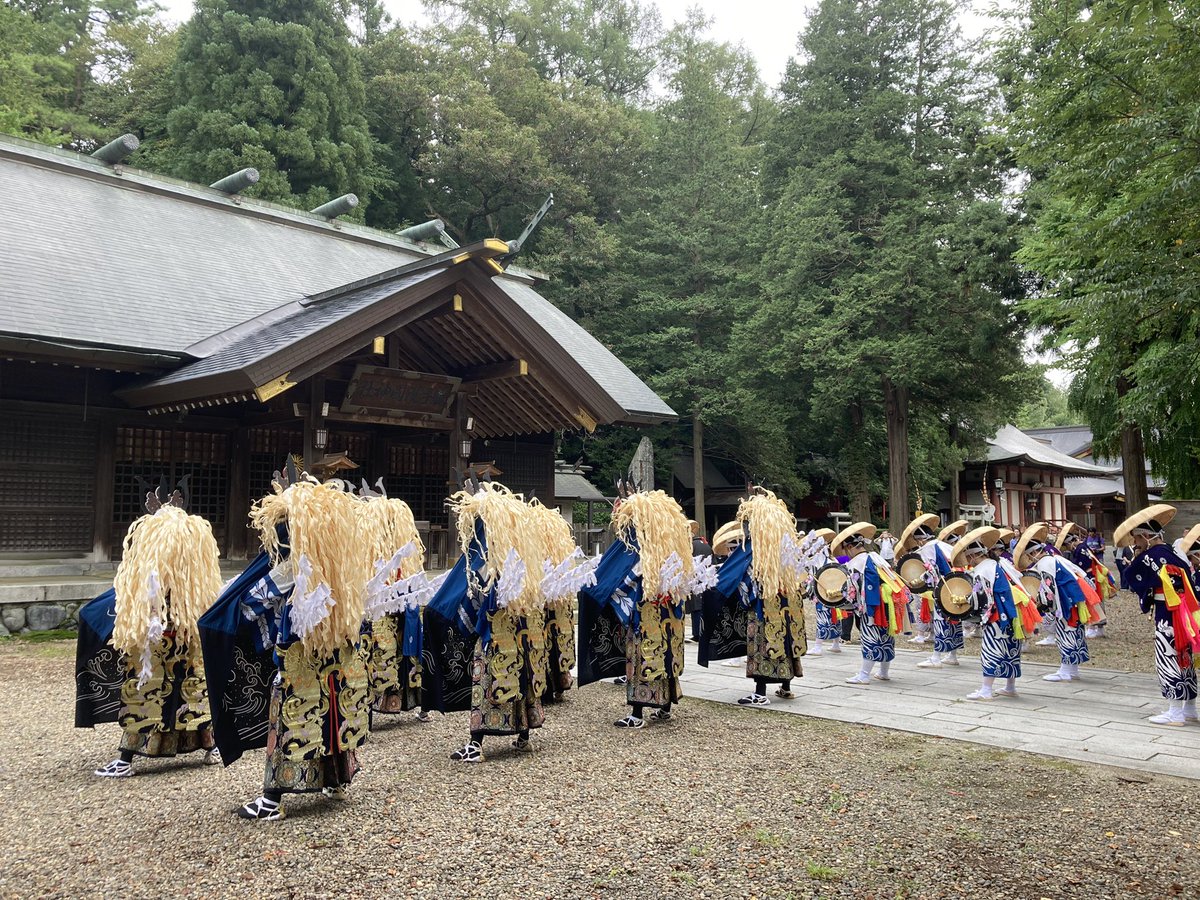 takerutagaito's tweet photo. ずっと見てみたかった澤目獅子踊を見学！
300年以上の歴史を誇る獅子踊で、太鼓、笛も獅子と共に踊る迫力満点の舞でした。盛岡八幡宮、護国神社、大慈寺を回り奉納されました。全体の一体感が凄かったです。 https://t.co/DNS9L8bN2g