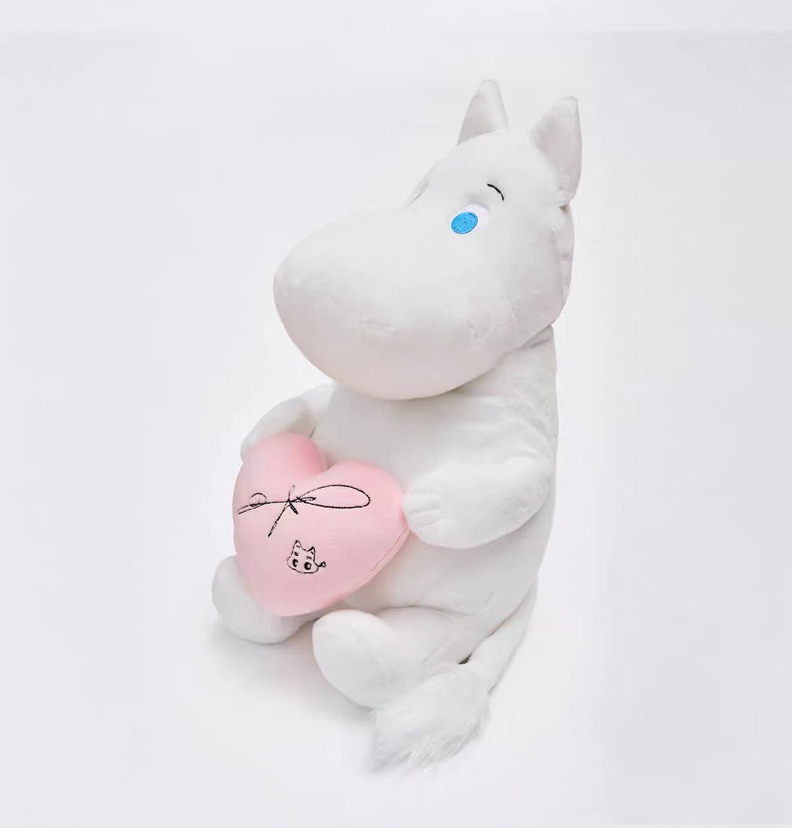 POPCORNBOBO323's tweet photo. MOOMIN X RENJUN COLAB 

SUPER CUTE 😭😭😭😭😭😭😭

#BraverTogether_RENJUN_Moomin
#RENJUN_Moomin_Special_MV https://t.co/36h3H9lynK