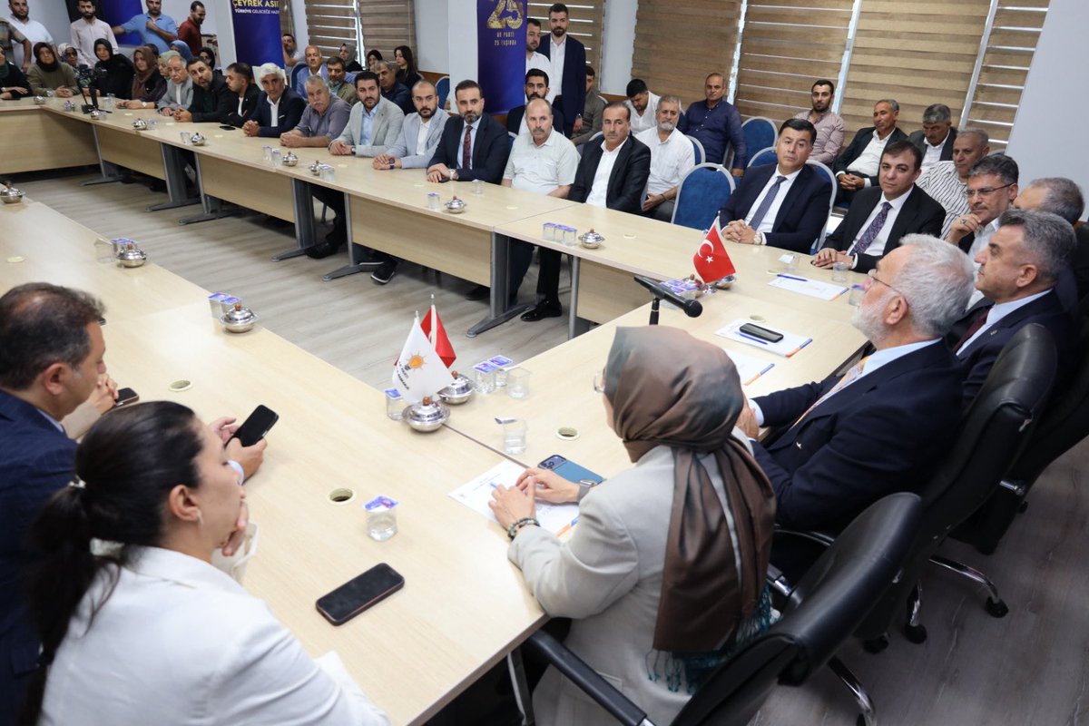 milhamigunbegi's tweet photo. “Kardeşlikle Kenetlenen İstikrarla Güçlenen Türkiye” 

📍Türkiye Yüzyılı Buluşmaları-Şanlıurfa/Teşkilat Toplantısı

1️⃣ AK Parti Genel Merkez Teşkilat Başkanlığımızın Koordinasyonunda yapılan Türkiye Yüzyılı Buluşmaları programı kapsamında AK Parti Grup Başkanvekilimiz Sayın Bahadır Nahit Yenişehirlioğlu Milletvekillerimiz, MKYK Üyelerimizle birlikte İl Başkanlığımızı ziyaret ederek Teşkilatımızla bir araya geldiler.

“Kardeşlikle Kenetlenen, İstikrarla Güçlenen Türkiye” anlayışıyla milletimizin görüş, öneri ve taleplerini siyasetin merkezine taşıyor; Türkiye Yüzyılı hedeflerimize hep birlikte yürüyoruz.

Cumhurbaşkanımız Sayın @RTErdogan‘ın  güçlü liderliği ve vizyonu doğrultusunda; ülkemizin aydınlık geleceği, milletimizin huzur ve refahı için tavizsiz bir gayretle yol yürümeye devam edeceğiz. Türkiye Yüzyılı hedeflerimize ulaşma kararlılığımızı, durmadan ve yorulmadan çalışarak perçinleyeceğiz.

#TürkiyeYüzyılıBuluşmaları 
@Akparti @Yenisehirlioglu @abuyukgumus @AKGMTeskilat @mustafaelitas @efkanala @hakanaksu058 @CYAZMAC @ProfDrDusak  @GokhanDikts @Cem__Sahin @2727mmg2727 @Ruken_Kilerci @avmuratcicek @Kepoluasuna @AieNacar @ihsankocatr @farukaytek @KmlttinYlmztkn @dtcuneytaldemir @rukiye_toy @KademMete @furkankucukk_ @ZehraAy063