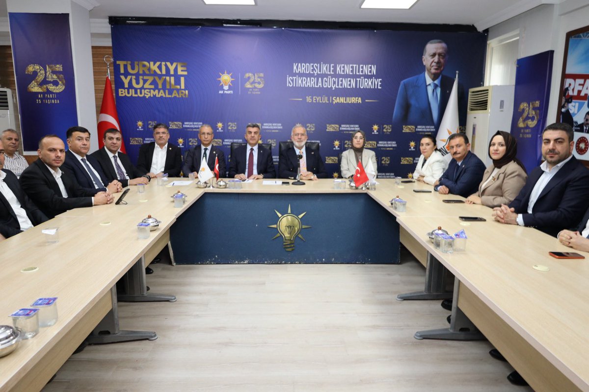 milhamigunbegi's tweet photo. “Kardeşlikle Kenetlenen İstikrarla Güçlenen Türkiye” 

📍Türkiye Yüzyılı Buluşmaları-Şanlıurfa/Teşkilat Toplantısı

1️⃣ AK Parti Genel Merkez Teşkilat Başkanlığımızın Koordinasyonunda yapılan Türkiye Yüzyılı Buluşmaları programı kapsamında AK Parti Grup Başkanvekilimiz Sayın Bahadır Nahit Yenişehirlioğlu Milletvekillerimiz, MKYK Üyelerimizle birlikte İl Başkanlığımızı ziyaret ederek Teşkilatımızla bir araya geldiler.

“Kardeşlikle Kenetlenen, İstikrarla Güçlenen Türkiye” anlayışıyla milletimizin görüş, öneri ve taleplerini siyasetin merkezine taşıyor; Türkiye Yüzyılı hedeflerimize hep birlikte yürüyoruz.

Cumhurbaşkanımız Sayın @RTErdogan‘ın  güçlü liderliği ve vizyonu doğrultusunda; ülkemizin aydınlık geleceği, milletimizin huzur ve refahı için tavizsiz bir gayretle yol yürümeye devam edeceğiz. Türkiye Yüzyılı hedeflerimize ulaşma kararlılığımızı, durmadan ve yorulmadan çalışarak perçinleyeceğiz.

#TürkiyeYüzyılıBuluşmaları 
@Akparti @Yenisehirlioglu @abuyukgumus @AKGMTeskilat @mustafaelitas @efkanala @hakanaksu058 @CYAZMAC @ProfDrDusak  @GokhanDikts @Cem__Sahin @2727mmg2727 @Ruken_Kilerci @avmuratcicek @Kepoluasuna @AieNacar @ihsankocatr @farukaytek @KmlttinYlmztkn @dtcuneytaldemir @rukiye_toy @KademMete @furkankucukk_ @ZehraAy063