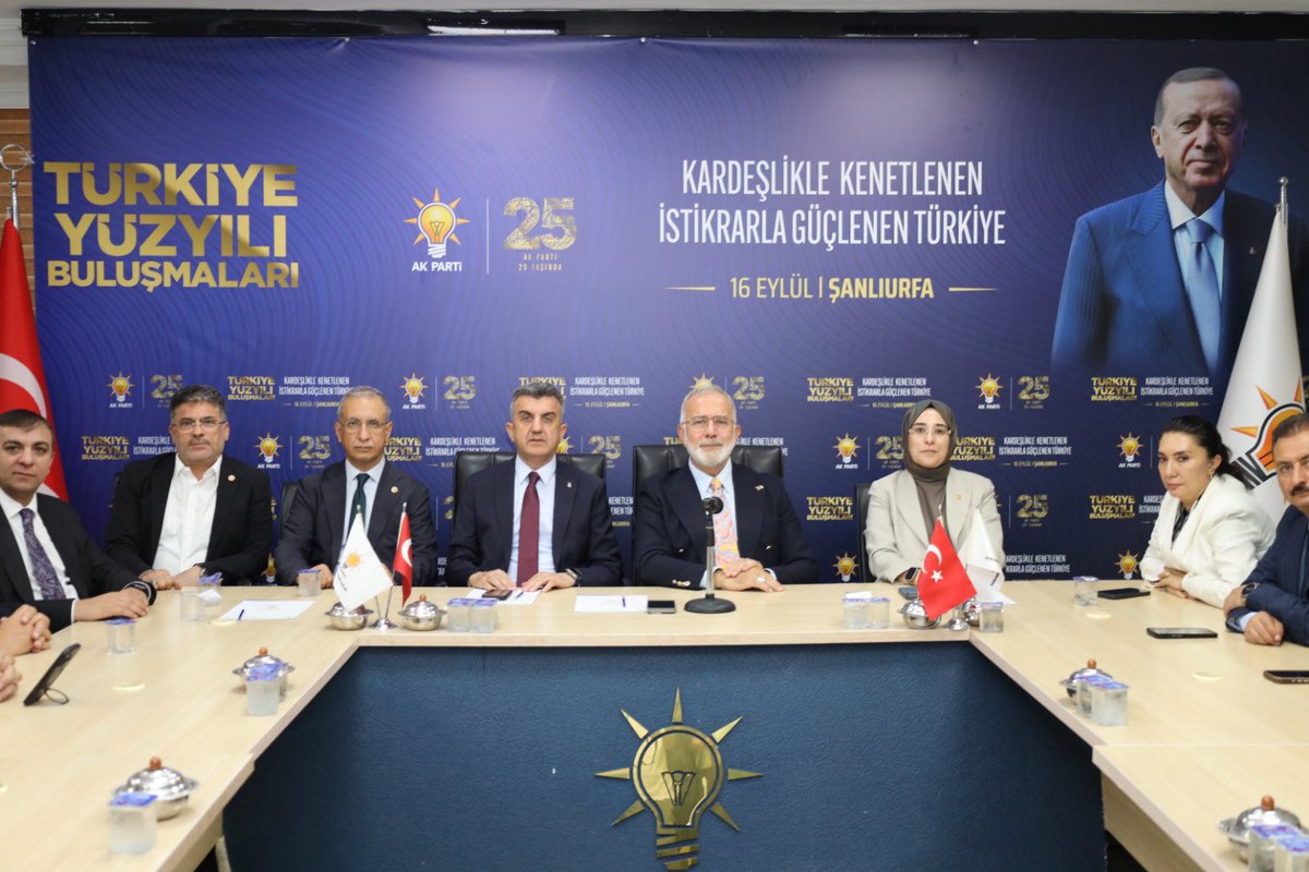 milhamigunbegi's tweet photo. “Kardeşlikle Kenetlenen İstikrarla Güçlenen Türkiye” 

📍Türkiye Yüzyılı Buluşmaları-Şanlıurfa/Teşkilat Toplantısı

1️⃣ AK Parti Genel Merkez Teşkilat Başkanlığımızın Koordinasyonunda yapılan Türkiye Yüzyılı Buluşmaları programı kapsamında AK Parti Grup Başkanvekilimiz Sayın Bahadır Nahit Yenişehirlioğlu Milletvekillerimiz, MKYK Üyelerimizle birlikte İl Başkanlığımızı ziyaret ederek Teşkilatımızla bir araya geldiler.

“Kardeşlikle Kenetlenen, İstikrarla Güçlenen Türkiye” anlayışıyla milletimizin görüş, öneri ve taleplerini siyasetin merkezine taşıyor; Türkiye Yüzyılı hedeflerimize hep birlikte yürüyoruz.

Cumhurbaşkanımız Sayın @RTErdogan‘ın  güçlü liderliği ve vizyonu doğrultusunda; ülkemizin aydınlık geleceği, milletimizin huzur ve refahı için tavizsiz bir gayretle yol yürümeye devam edeceğiz. Türkiye Yüzyılı hedeflerimize ulaşma kararlılığımızı, durmadan ve yorulmadan çalışarak perçinleyeceğiz.

#TürkiyeYüzyılıBuluşmaları 
@Akparti @Yenisehirlioglu @abuyukgumus @AKGMTeskilat @mustafaelitas @efkanala @hakanaksu058 @CYAZMAC @ProfDrDusak  @GokhanDikts @Cem__Sahin @2727mmg2727 @Ruken_Kilerci @avmuratcicek @Kepoluasuna @AieNacar @ihsankocatr @farukaytek @KmlttinYlmztkn @dtcuneytaldemir @rukiye_toy @KademMete @furkankucukk_ @ZehraAy063