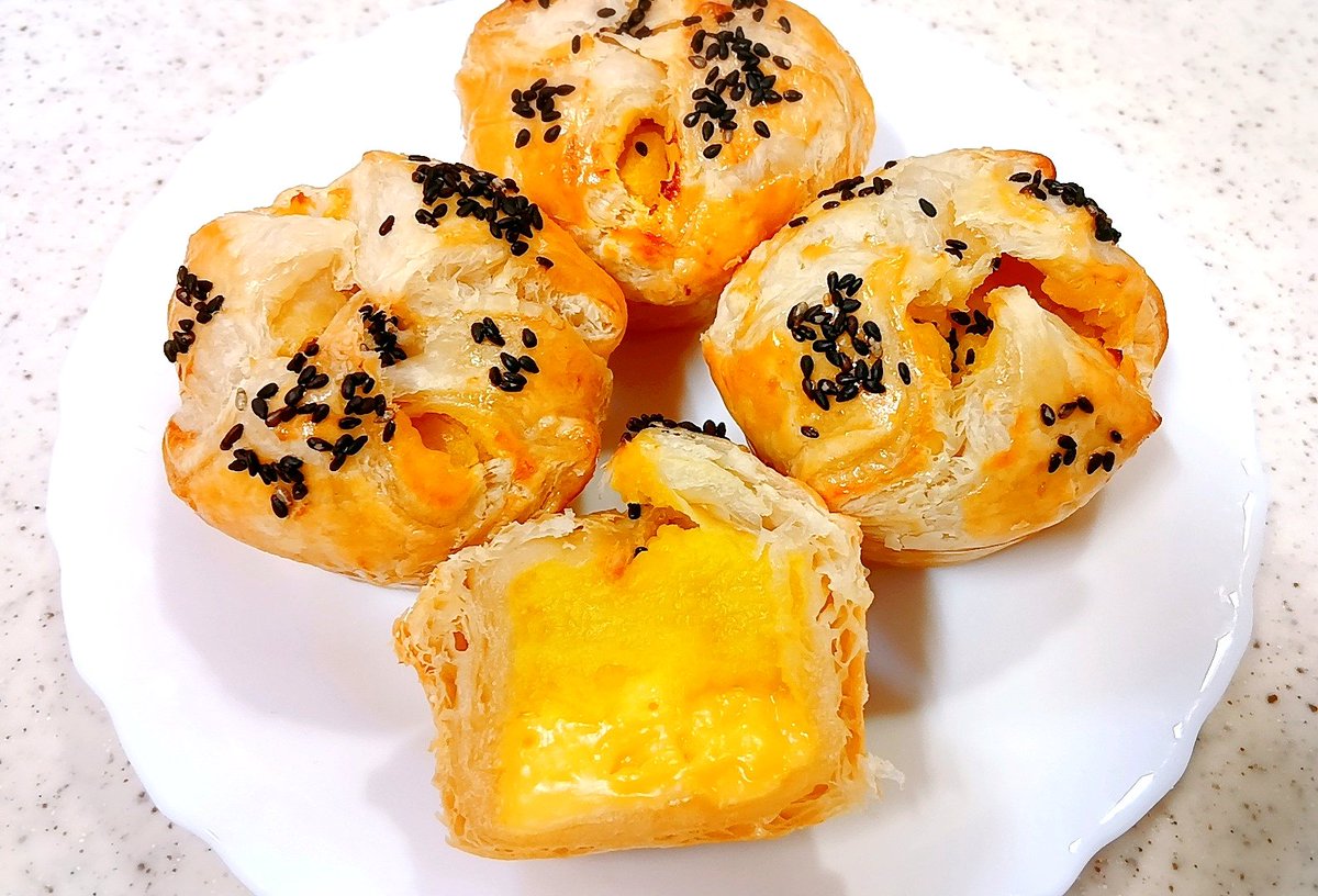 sonanogigi's tweet photo. カスタードはやる気があればすぐ出来るので、昨日のペーストはさつまいもカスタードパイになりました。業スーに売ってるバター不使用のパイシートが気になっててそれで作ったのだけど、サクサクで美味しかった。バター風味があればもっと美味しいのかもしれないけれど、芋とカスタードが大事なのでね！ https://t.co/ongzPIzh6G
