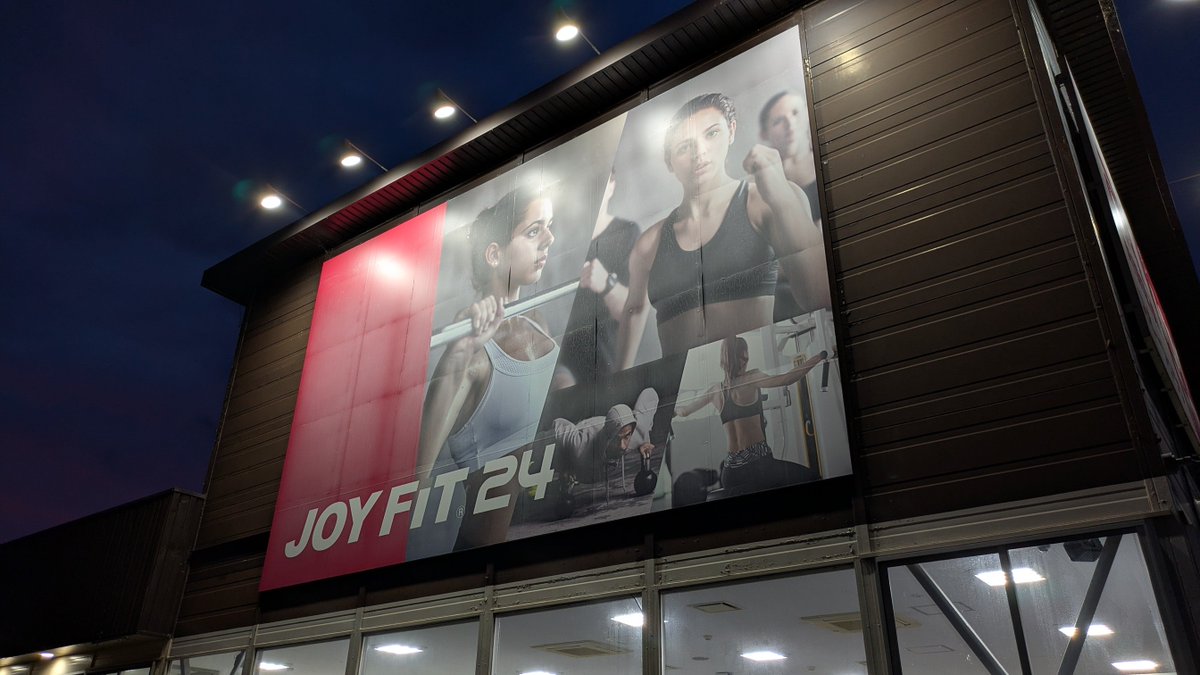 sbzu28's tweet photo. 今日は代休を使って、2時間仕事早上がり😊

ふと寄った店で思い出し、ポケモンカード30周年セレブレーションを購入し、その後、ジムで走り、今から帰る。

ジムを出たら、心地よい風…。

完全に自己満足の夕方✨ https://t.co/ArkMie823t