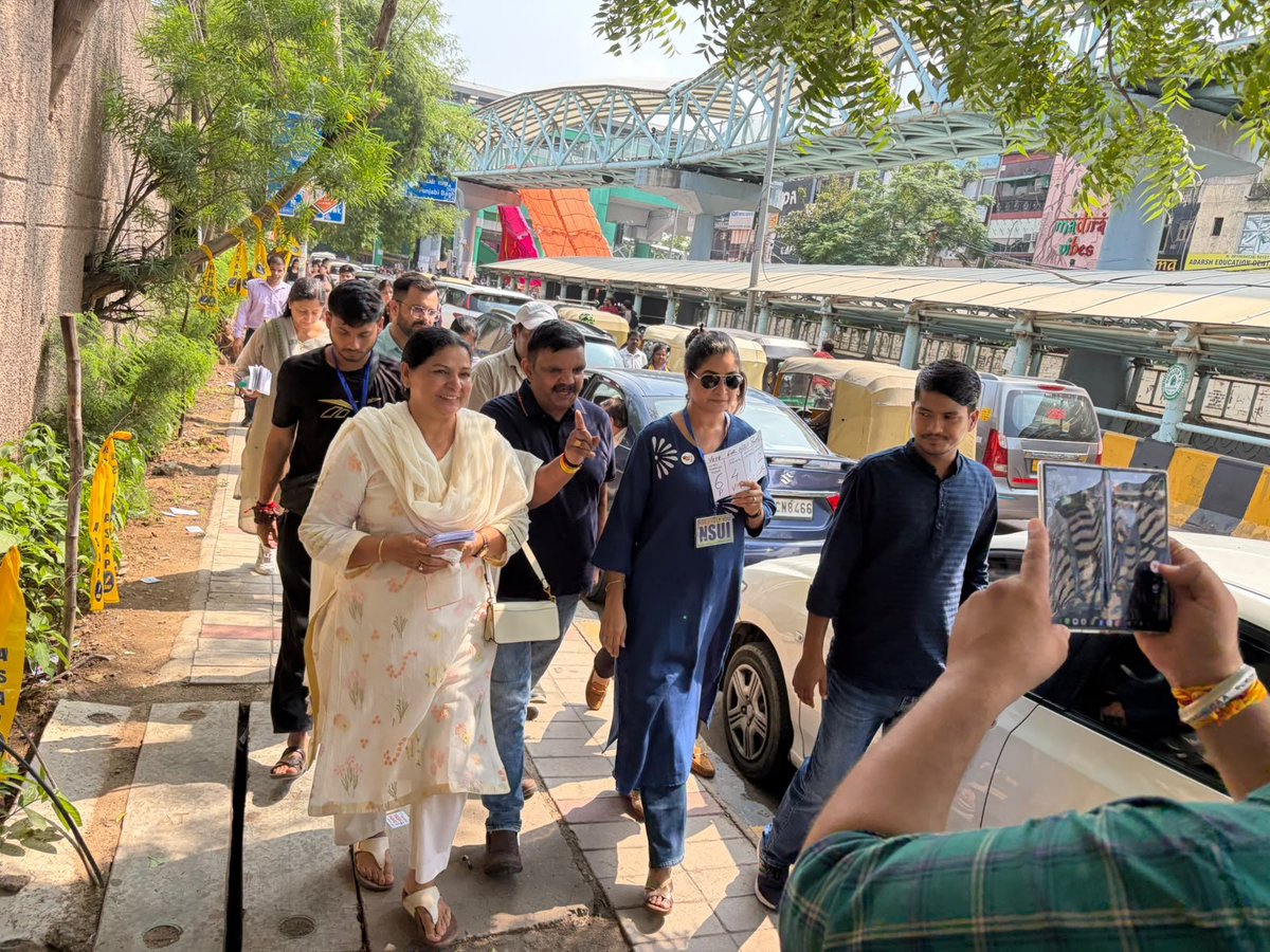 Santosh271972's tweet photo. आई आई NSUI ✊

आज अखिल भारतीय महिला कांग्रेस की राष्ट्रीय अध्यक्ष अल्का लाम्बा जी के साथ दिल्ली विश्वविद्यालय में जनसंपर्क कर छात्राओं से संवाद किया और एनएसयूआई के पैनल 6-4-1-2 को भारी बहुमत से विजयी बनाने की अपील की। https://t.co/tHEFsNIup4