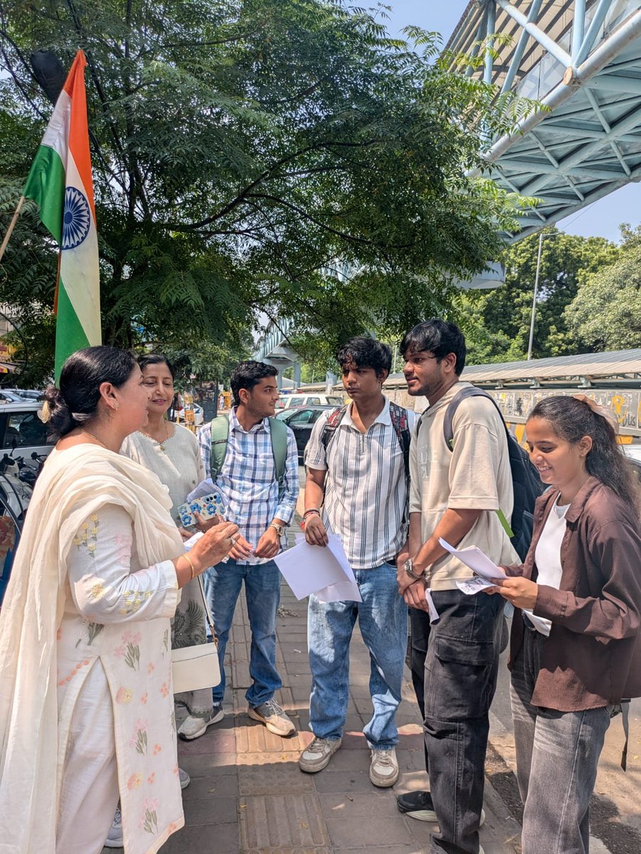 Santosh271972's tweet photo. आई आई NSUI ✊

आज अखिल भारतीय महिला कांग्रेस की राष्ट्रीय अध्यक्ष अल्का लाम्बा जी के साथ दिल्ली विश्वविद्यालय में जनसंपर्क कर छात्राओं से संवाद किया और एनएसयूआई के पैनल 6-4-1-2 को भारी बहुमत से विजयी बनाने की अपील की। https://t.co/tHEFsNIup4