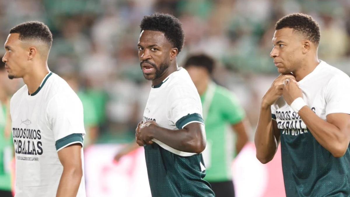 BasilTheGreat's tweet photo. 🚨NEWS: Real Madrid fans are FURIOUS at players Mbappe, Konaté and Vinicius Jr. after they REFUSED to show support for the people of Ceuta last night

Hiding the message on their shirts, fans have reacted by calling for them to leave the club

"Vinicius y Mbappe FUERA"

Some fans have said the players should be benched or fined but the majority have made it clear they want them gone

Real Madrid is a patriotic Spanish football club

If there are players who cannot feel sympathy for innocent citizens in Ceuta then something is wrong with them
