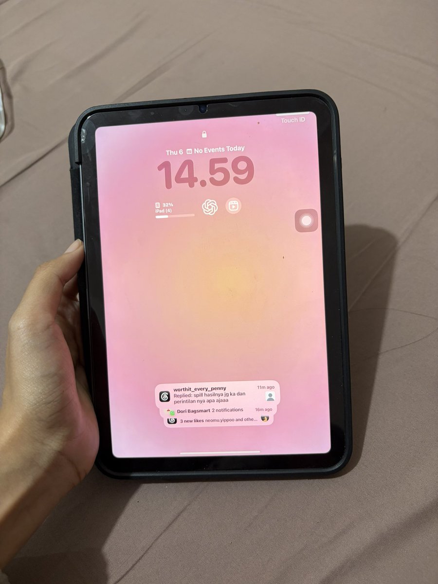 kforkinsley's tweet photo. MAAP NORAK.. baru tau kalo camera iPad jernih &amp; bisa wide kayak gini, bisa dipake ngonten sekalian.. ukuran iPadnya kecil lagi gampang dibawa kemana-mana 😭😭￼ https://t.co/Wok4RC6x2t