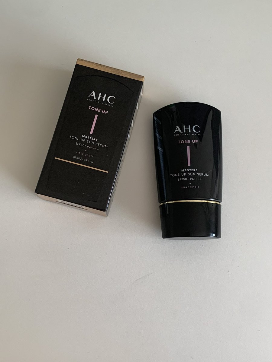 jinnyandu's tweet photo. #광고 
#RT 추첨 3분께
AHC 마스터즈 톤업 선 세럼 50ml 보내드려요 🤍 

AHC 패밀리 세일 중 🛒‼️ 
최대 92% 까지 올해 마지막으로 크게 세일 중이라고 해요! 

저는 세일 제품 중에 톤업 선세럼 사용해보았는데요, 
이렇게 기름지지도 않고, 매끄럽게 발리면서 
자연스럽게 톤업 되는 선세럼 처음.. 
심지어 끼임도 없어서 화장 전에 잘 사용할 것 같아요 !! 
게다가 SPF50+ PA++++ !!