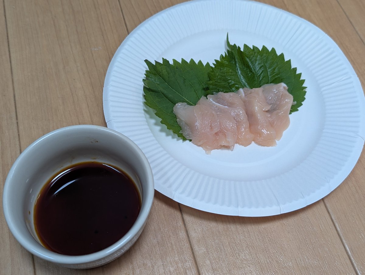 naze6622's tweet photo. 食用ウサギの刺身🐇を
特別に食べさせてもらった😋
旨味があって歯応えもよくて美味しい
ウサギ肉の生食はお初です！！！ https://t.co/sPsMoWtljy