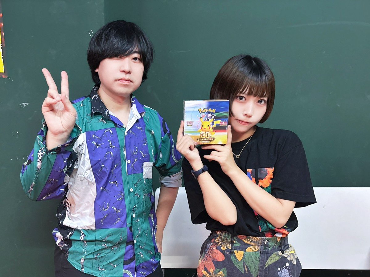 chocol8band's tweet photo. 【プレゼント企画🎁】

ポケカ30thBOXが手に入らない…の声にお応えして🌈

@chocol8band と@Xxsya_chocol8 と@chocol8_kanade の３つをフォロー＆このツイートをリツイートしている方から抽選で2名に1BOXを🎁

さらに！抽選で10名に1パックプレゼント🎁

#ちょこはち
#ポケカ https://t.co/pfAQcPht2I