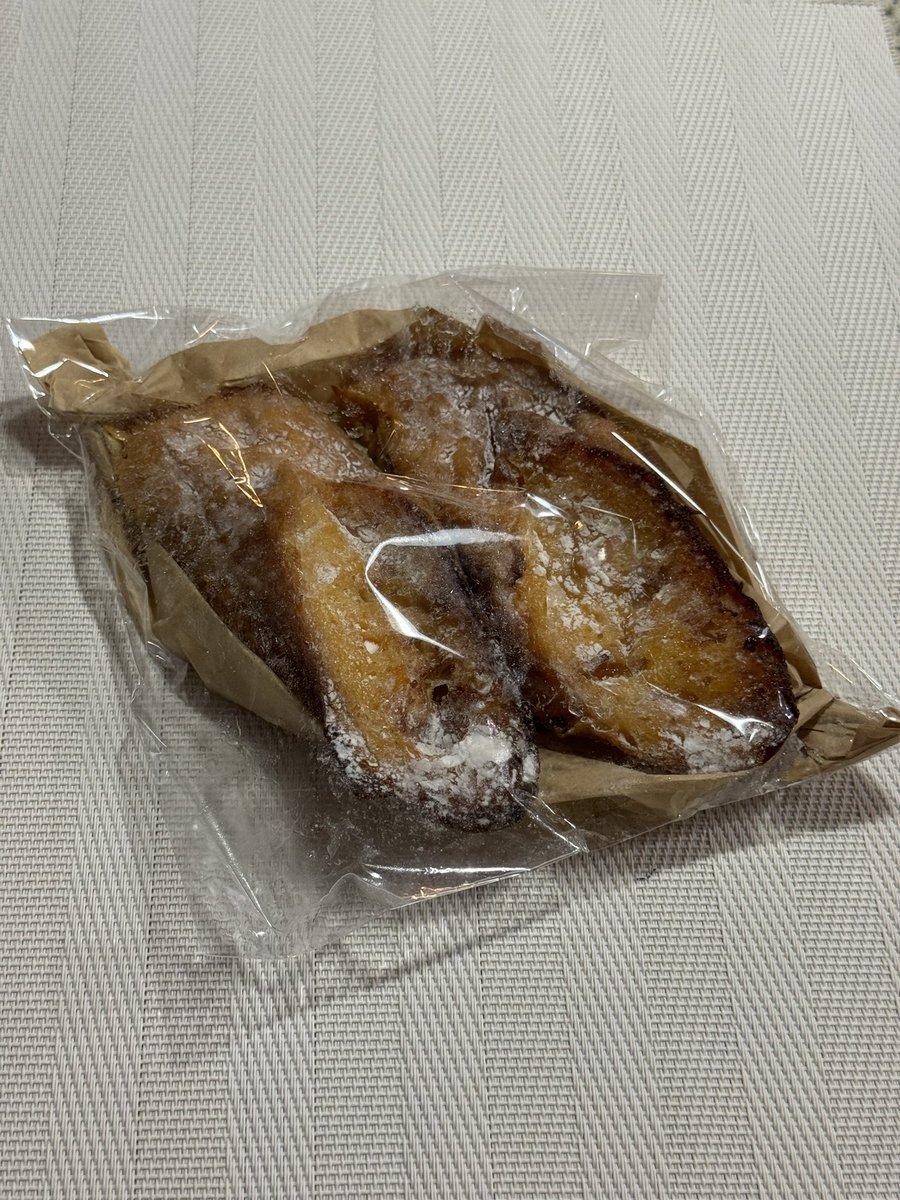 Freto_miya's tweet photo. トリュフベーカリーの駅中店舗
トリュフミニ名古屋駅店で購入した
はちみつのパンペルデュ🥖

染み込みは浅めで軽い食感ですが、風味ははちみつや卵のコクが強くどっしり重め！
相反する食感と風味が面白い一品✨

レポート記事はこちら👇
https://t.co/XjC2cOhIZP https://t.co/J8hFYFWaiR
