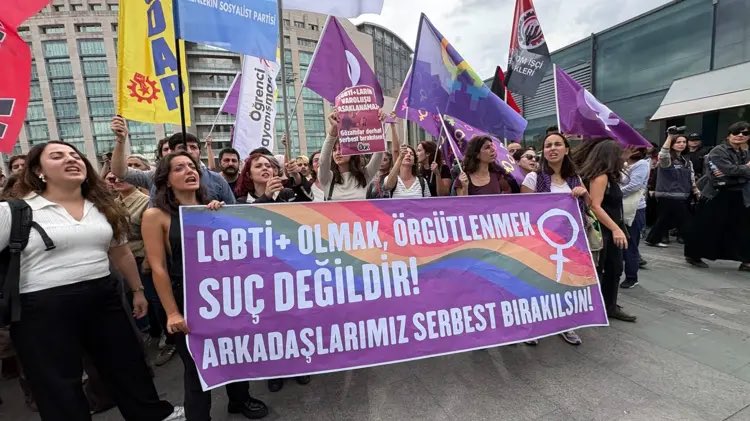 KirkYama05's tweet photo. 'Ailem Güvende' adlı operasyonun ardından gözaltı ve tutuklamalara karşı Çağlayan Adliyesi’nde buluşan kadın ve lubunya arkadaşlarımızın gözaltı süreleri savcının keyfi kararıyla 24 saat uzatıldı.

Susmuyoruz, korkmuyoruz, itaat etmiyoruz!
Arkadaşlarımızı alacağız https://t.co/iblvzopLN7