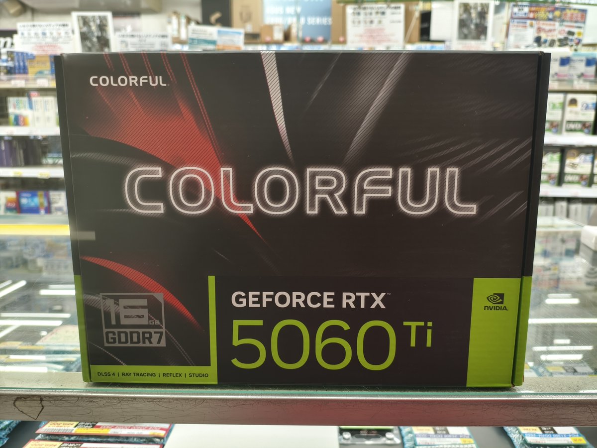 PCONES's tweet photo. 「新作ゲームやりたいけど、グラボ高い……😇」
そんな方にRTX 5060 Tiはどうでしょう？

今日入荷したCOLORFULの
「GeForce RTX 5060 Ti」
RTX 50シリーズなのでDLSS 4に対応！

フルHDで遊ぶなら候補に入ってきそうです🎮

ただし8GB/16GBの2モデルがあるので
最近のゲームを高画質で遊びたいなら
VRAM容量も要チェック👀

皆さんなら8GB？16GB？