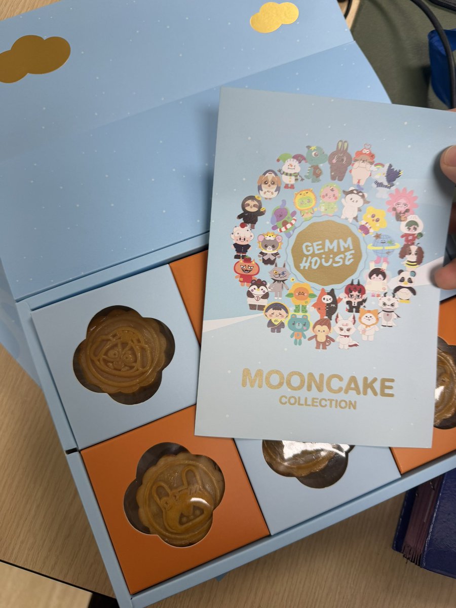 Tosephaip's tweet photo. ขอบคุณ Gemm House สำหรับ mooncake นะครับ แต่เวสลี่ นั่นหนูหรอลูก https://t.co/1mEp74uqIL