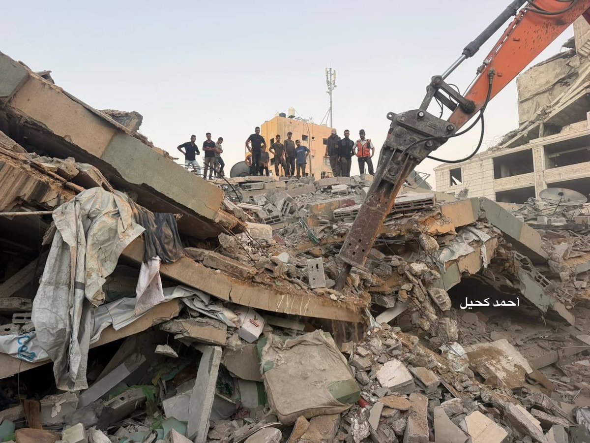 Timesofgaza's tweet photo. 🔴 Breaking | 8 people killed, 13 injured and 60 missing after a residential building collapsed west of Gaza City. Civil defence teams continue search and rescue operations and efforts to recover those trapped beneath the rubble, amid a severe shortage of equipment needed for rescue operations.