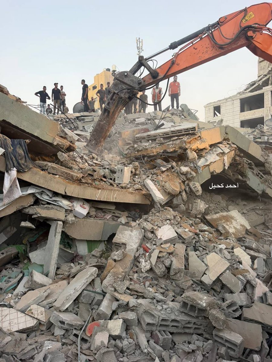 Timesofgaza's tweet photo. 🔴 Breaking | 8 people killed, 13 injured and 60 missing after a residential building collapsed west of Gaza City. Civil defence teams continue search and rescue operations and efforts to recover those trapped beneath the rubble, amid a severe shortage of equipment needed for rescue operations.