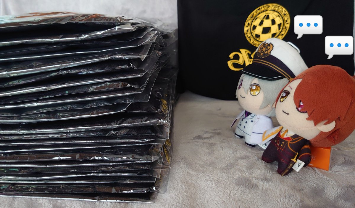 MARUMAGURO's tweet photo. これがまほイマのサコッシュの厄災ですよ、ぬいたち。新作でもグッズ付きチケットを売るならば、本当にグッズなしチケットを復活させてください。後生です。お願いします😭 https://t.co/bdeVEubSs7