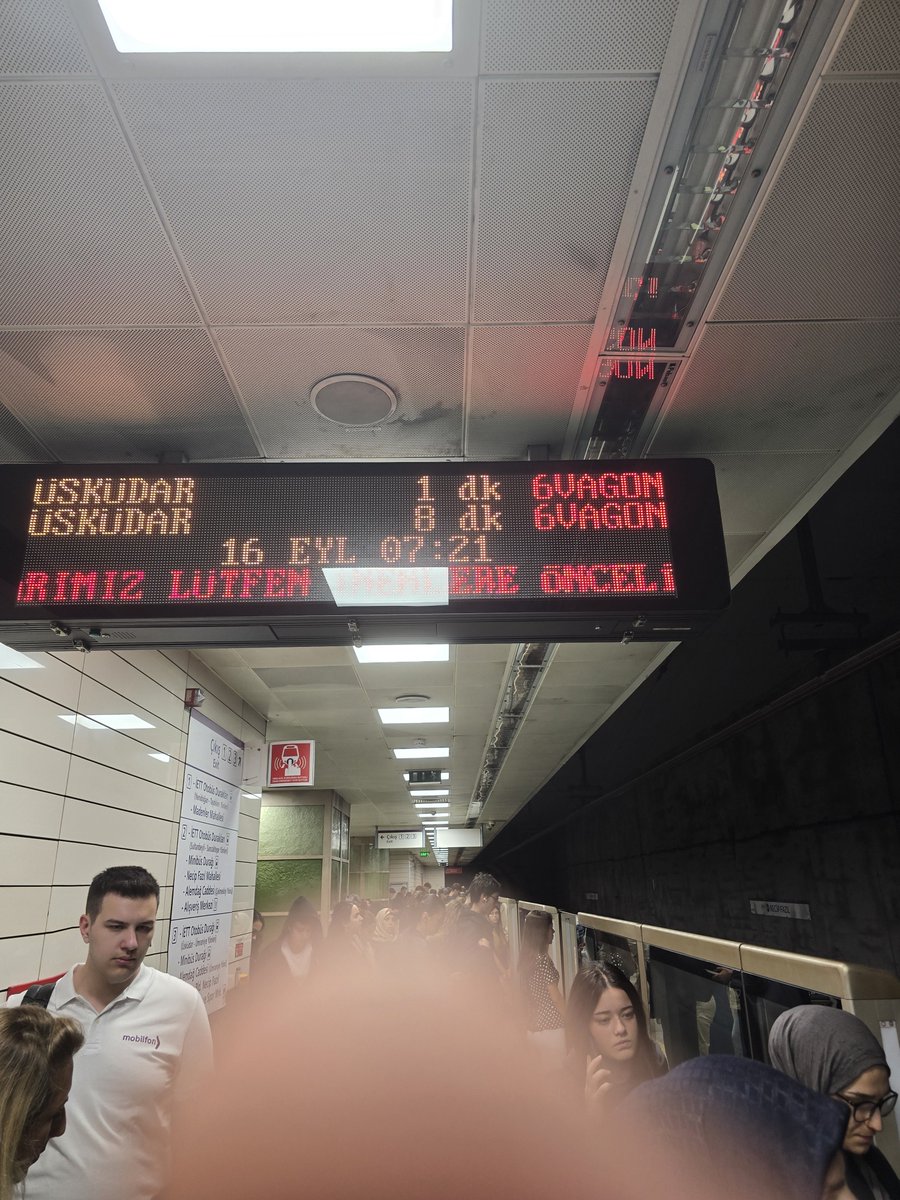 mstbkr90's tweet photo. Sabah en yoğun saat M5 rezilliği ... Keşke okullar açıldı diye bize hababam sınıfı müziği dinleteceginize sefer sıklıklarını arttırsanızda insan gibi bilebilsek sonrada gidebilsek @metroistanbul @IBBcozummerkezi @4444154 @ShowTV @startv @cnnturk @nowhaber https://t.co/F7ZSKKwxqm