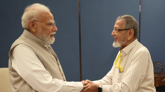 IndiaToday's tweet photo. 𝐃𝐚𝐲𝐬 𝐚𝐟𝐭𝐞𝐫 𝐦𝐞𝐞𝐭𝐢𝐧𝐠 𝐏𝐌, 𝐬𝐜𝐡𝐨𝐨𝐥𝐦𝐚𝐭𝐞 𝐀𝐬𝐠𝐚𝐫 𝐕𝐨𝐫𝐚 𝐠𝐞𝐭𝐬 𝐝𝐢𝐬𝐩𝐮𝐭𝐞𝐝 𝐥𝐚𝐧𝐝 𝐛𝐚𝐜𝐤 𝐟𝐫𝐨𝐦 𝐁𝐉𝐏 𝐌𝐋𝐀

Asgar Ali Vora, 81, a school friend of PM Narendra Modi, got back his disputed land from BJP MLA Narendra Mehta in Maharashtra's Mira-Bhayandar after meeting the PM. Mehta said he was relinquishing possession of the plot and withdrawing a police complaint against Vora.

Read more: https://t.co/xUny1HHxwZ

#PMModi #AsgarAliVora #Maharashtra