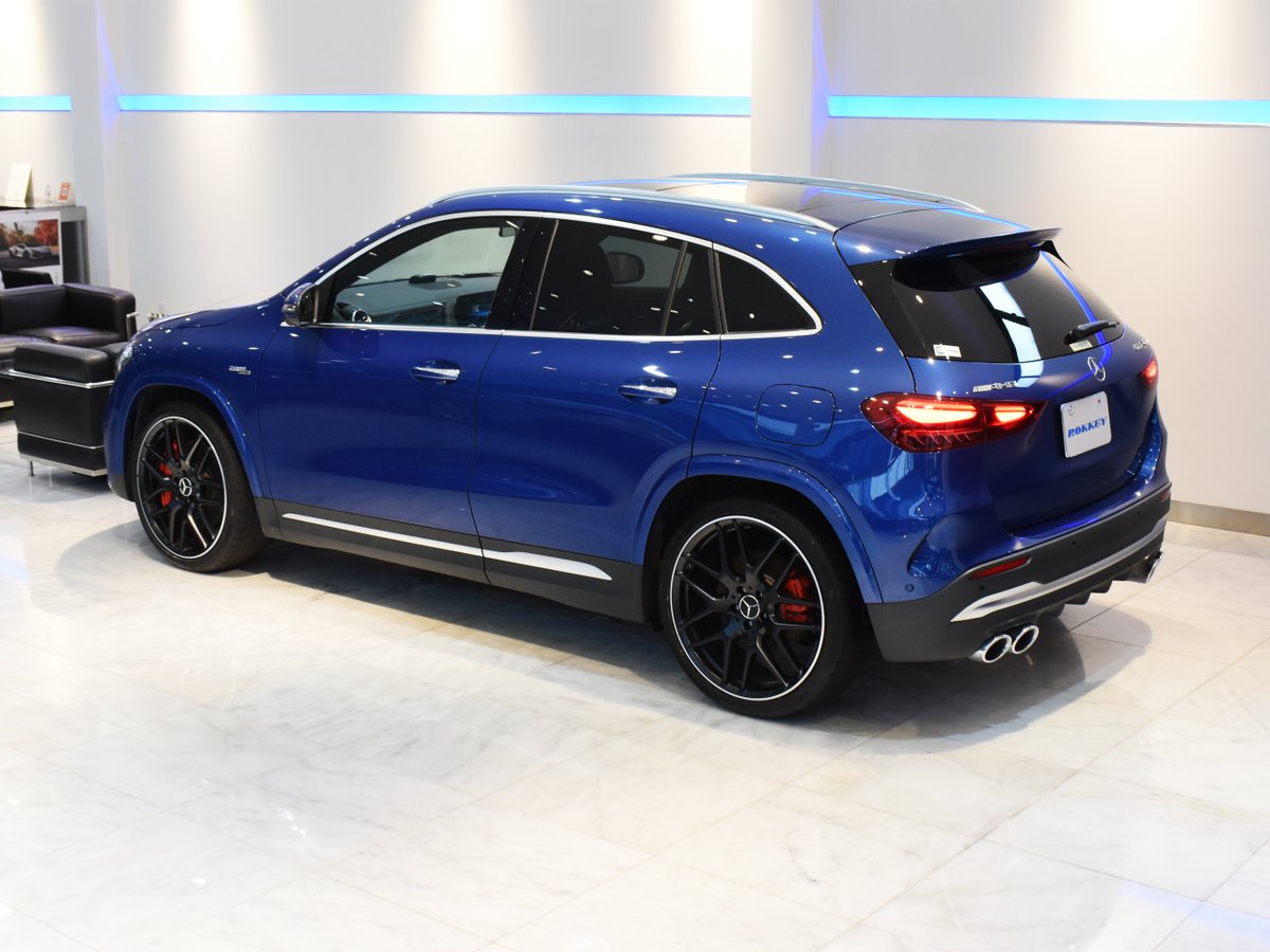 ROKKEY_SAITAMA's tweet photo. 2025年モデル メルセデス AMG GLA45 S 4マチック＋が入庫いたしました✨

鮮やかなスペクトラルブルーが目を惹く1台で、コンパクトなボディに421馬力は刺激的。

パフォーマンスPKG、アドバンスドPKG付きで新車価格を考慮すると非常～にお買い得です。 https://t.co/pvlxaVOifC