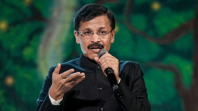 IndiaToday's tweet photo. 𝐑𝐬 𝟏𝟏 𝐩𝐫𝐨𝐝𝐮𝐜𝐭, 𝐑𝐬 𝟑𝟐𝟓 𝐌𝐑𝐏: 𝐓𝐮𝐤𝐚𝐫𝐚𝐦 𝐌𝐮𝐧𝐝𝐡𝐞 𝐟𝐥𝐚𝐠𝐬 𝐡𝐮𝐠𝐞 𝐡𝐨𝐬𝐩𝐢𝐭𝐚𝐥 𝐩𝐫𝐢𝐜𝐢𝐧𝐠 𝐠𝐚𝐩

Tukaram Mundhe said hospital consumables can carry steep mark-ups long before reaching patients. He said weak monitoring leaves patients paying costs they cannot meaningfully assess.

Read more: https://t.co/N33OCmHsLT

#TukaramMundhe #Hospital #PricingGap