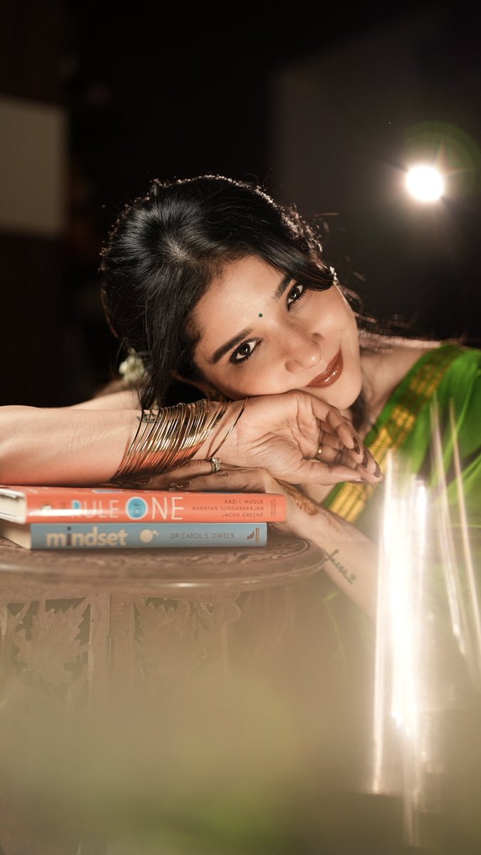 ssakshiagarwal's tweet photo. Green silk and a mood that doesn’t need explanation.

#SareeLove #TamilCinema #SakshiAgarwal #BooksAndBangles #DesiStyle https://t.co/k4KnB9tair