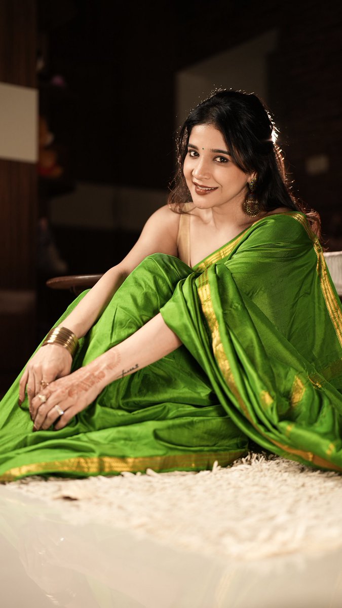 ssakshiagarwal's tweet photo. Green silk and a mood that doesn’t need explanation.

#SareeLove #TamilCinema #SakshiAgarwal #BooksAndBangles #DesiStyle https://t.co/k4KnB9tair