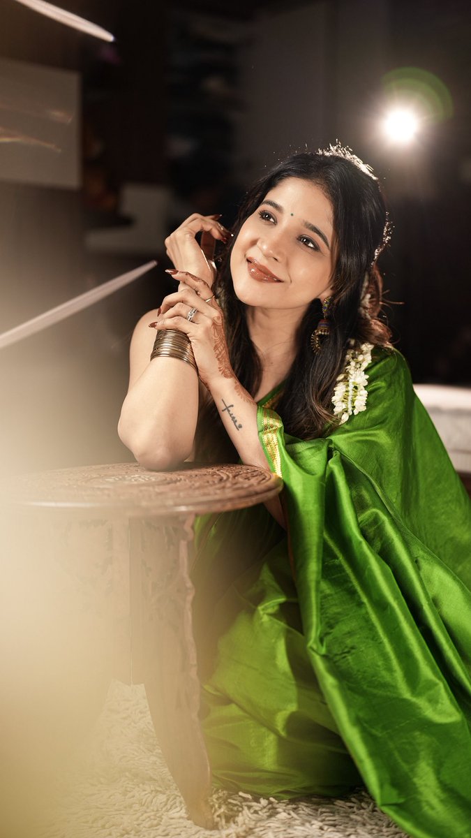 ssakshiagarwal's tweet photo. Green silk and a mood that doesn’t need explanation.

#SareeLove #TamilCinema #SakshiAgarwal #BooksAndBangles #DesiStyle https://t.co/k4KnB9tair