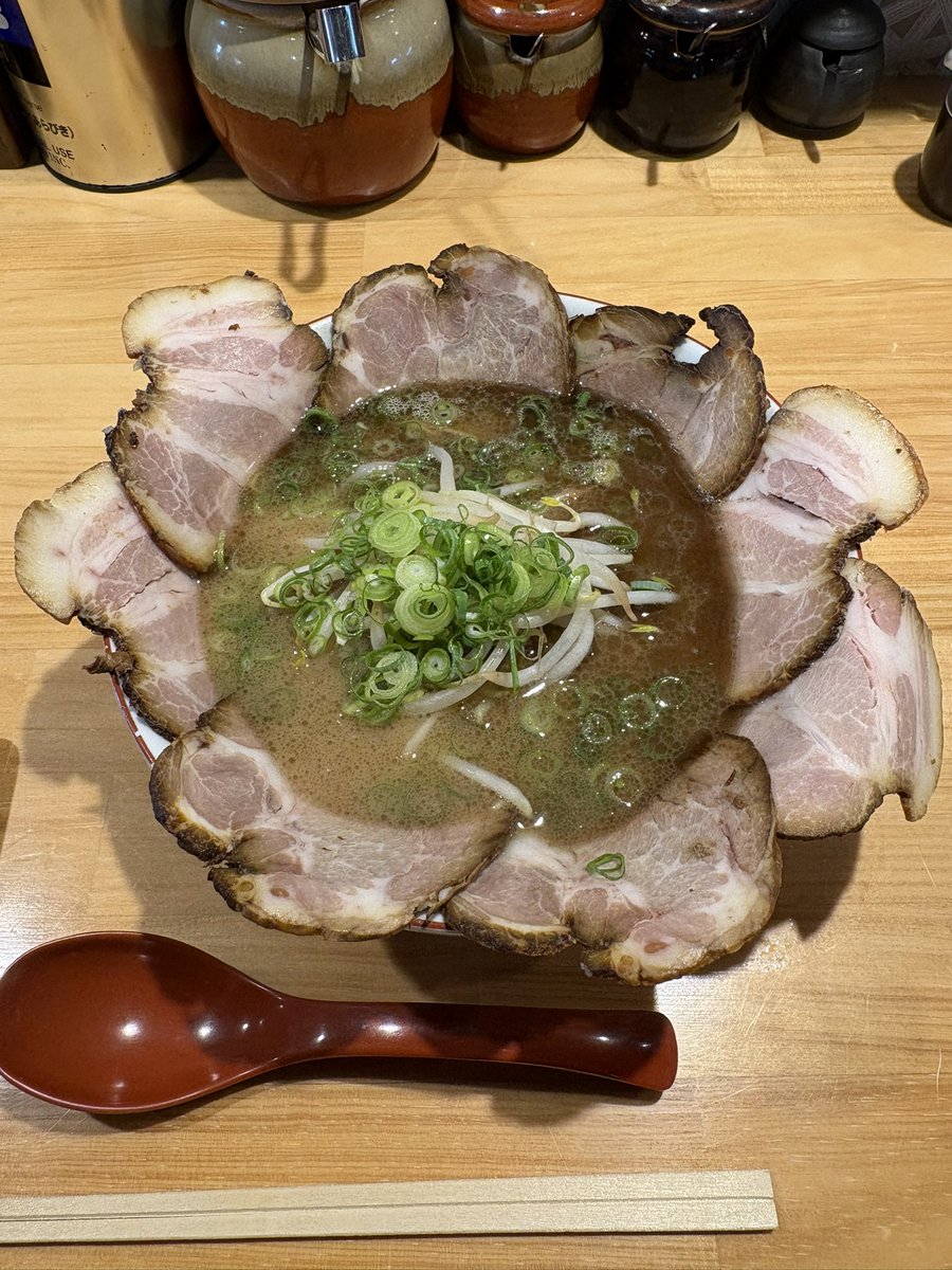 KYON_12's tweet photo. 今日は大人気店の水田商店！
ここ来たらやっぱ花型のチャーシュー麺！
チャーシューでライス包んで食べれば幸せになれます。ばりうま。
隣の人替玉6回くらいしてて、こなおとしまで頼んでて凄かった。美味いのか…？ https://t.co/FABhvHKDcb