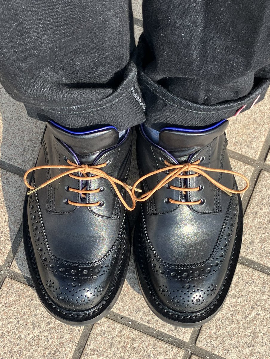 Not_lonely_wolf's tweet photo. バーバリー×トリッカーズの靴紐を細くて明るい色から（2枚目）、太くて落ち着いた色（1枚目）に交換した。
写真で見ると明るい色は可愛いんだけど実際に履くとけっこう浮いて見えるんだよなぁ💦

買ってそろそろ2年。もうだいぶ馴染んだ気がする🐺👍 https://t.co/kYehhRIem6