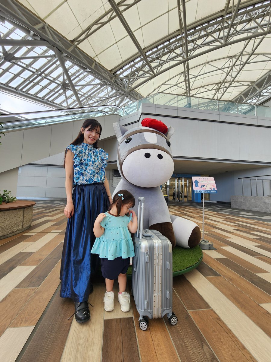 InoueRuka1's tweet photo. 先週、初めての阪神競馬場へ🐴
駅～競馬場の通路にはワクワクさせてくれる工夫があり、夢の国に入る感覚と同じでした🌈
子供に優しい施設が沢山🫶
子連れ限定の席(無料)もあり、そこでゆっり観戦しました🐎🍀

馬券は惨敗🐴🎫
何故か１頭だけ抜けるんだよなぁ～。
今週末の #さがけいば でリベンジ💪🔥 https://t.co/UZUlZaV54M