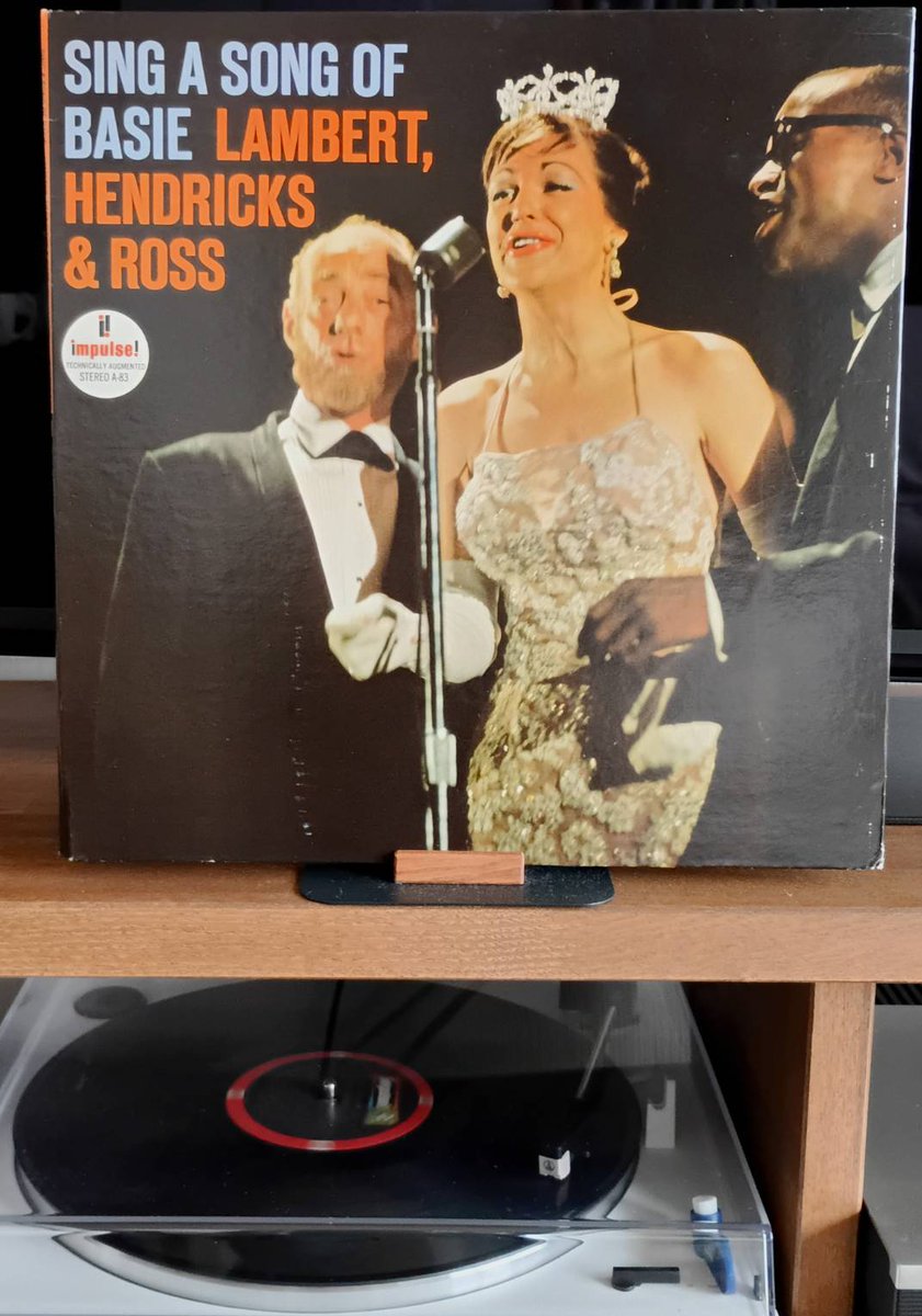 abiike's tweet photo. Jon Hendricks (ジョン・ヘンドリックス, 1921-2017)の誕生日だそうです。
Lambert,Hendricks&Rossの中心人物で、インスト曲に歌詞をつけて歌うヴォーカリーズの先駆者。棚から1枚見つけました。
Lambert,Hendricks & Ross「Sing A Song Of Basie」ABC-Par、58年/Impulse!、72年
#HBD #JonHendricks https://t.co/usHn9EEviT