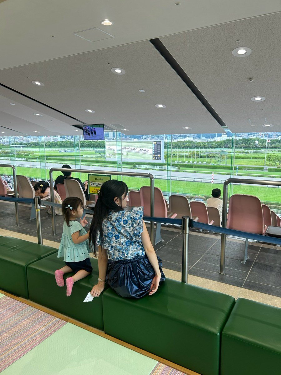 InoueRuka1's tweet photo. 先週、初めての阪神競馬場へ🐴
駅～競馬場の通路にはワクワクさせてくれる工夫があり、夢の国に入る感覚と同じでした🌈
子供に優しい施設が沢山🫶
子連れ限定の席(無料)もあり、そこでゆっり観戦しました🐎🍀

馬券は惨敗🐴🎫
何故か１頭だけ抜けるんだよなぁ～。
今週末の #さがけいば でリベンジ💪🔥 https://t.co/UZUlZaV54M