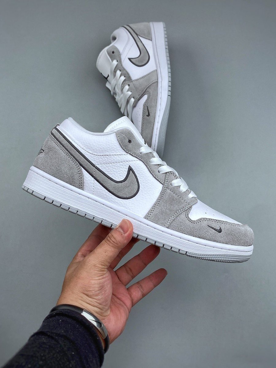YangMengyan's tweet photo. 💰 140
Nike AIR JORDAN 1LOW G  AJ1 乔1 低帮文化休闲板鞋 IX3959 100
同步官方配色 
市场唯一独家头层皮打造 原鞋原档案开发 
原厂皮料 原档冲孔鞋头 正确满胶鞋垫 四线拉帮 原厂织唛标 鞋舌高弹海绵填充。
  尺码：36-46（半） https://t.co/A1WNpS6iLa