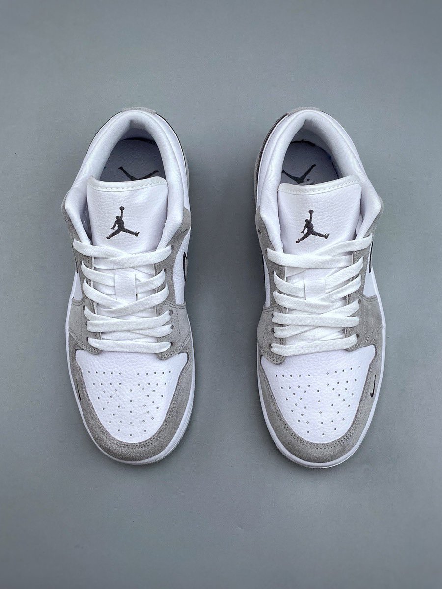YangMengyan's tweet photo. 💰 140
Nike AIR JORDAN 1LOW G  AJ1 乔1 低帮文化休闲板鞋 IX3959 100
同步官方配色 
市场唯一独家头层皮打造 原鞋原档案开发 
原厂皮料 原档冲孔鞋头 正确满胶鞋垫 四线拉帮 原厂织唛标 鞋舌高弹海绵填充。
  尺码：36-46（半） https://t.co/A1WNpS6iLa